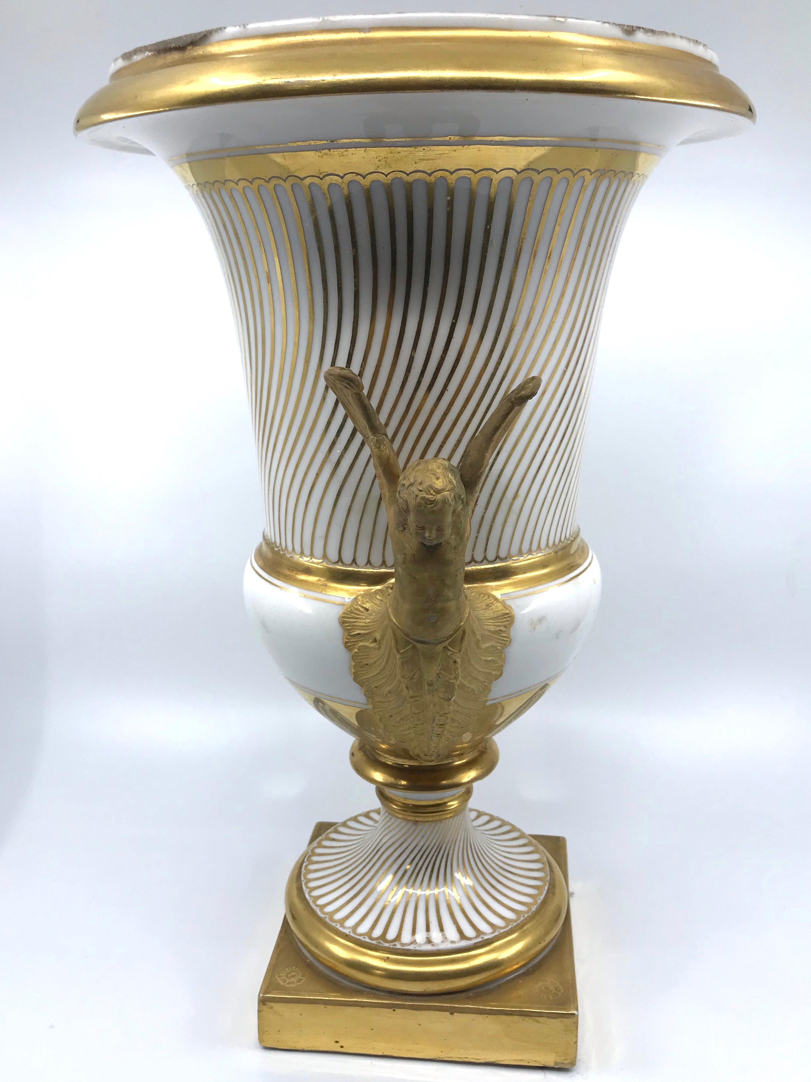 Paire de vases néoclassiques de Paris en porcelaine dorée Bon état - En vente à New York, NY