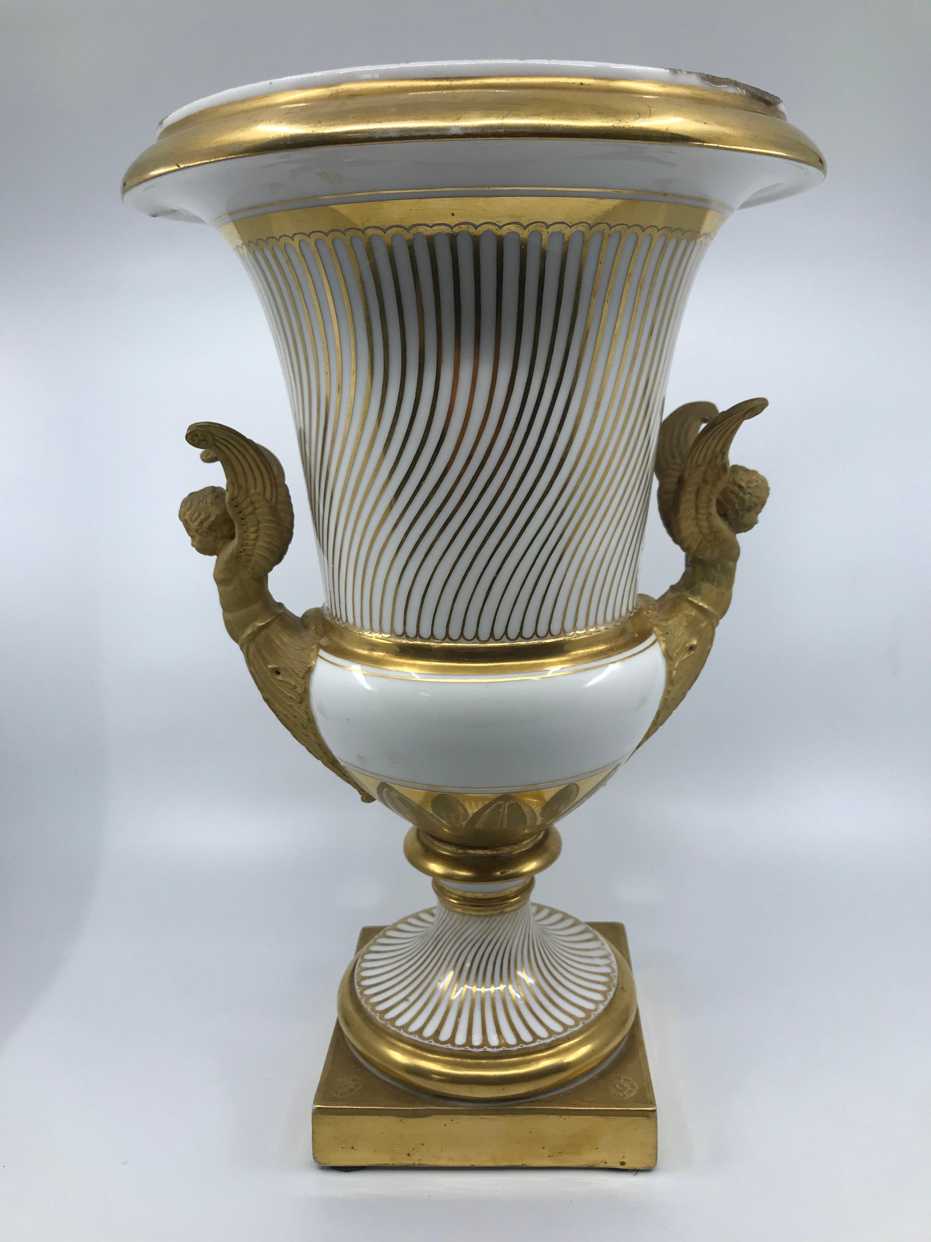 XIXe siècle Paire de vases néoclassiques de Paris en porcelaine dorée en vente