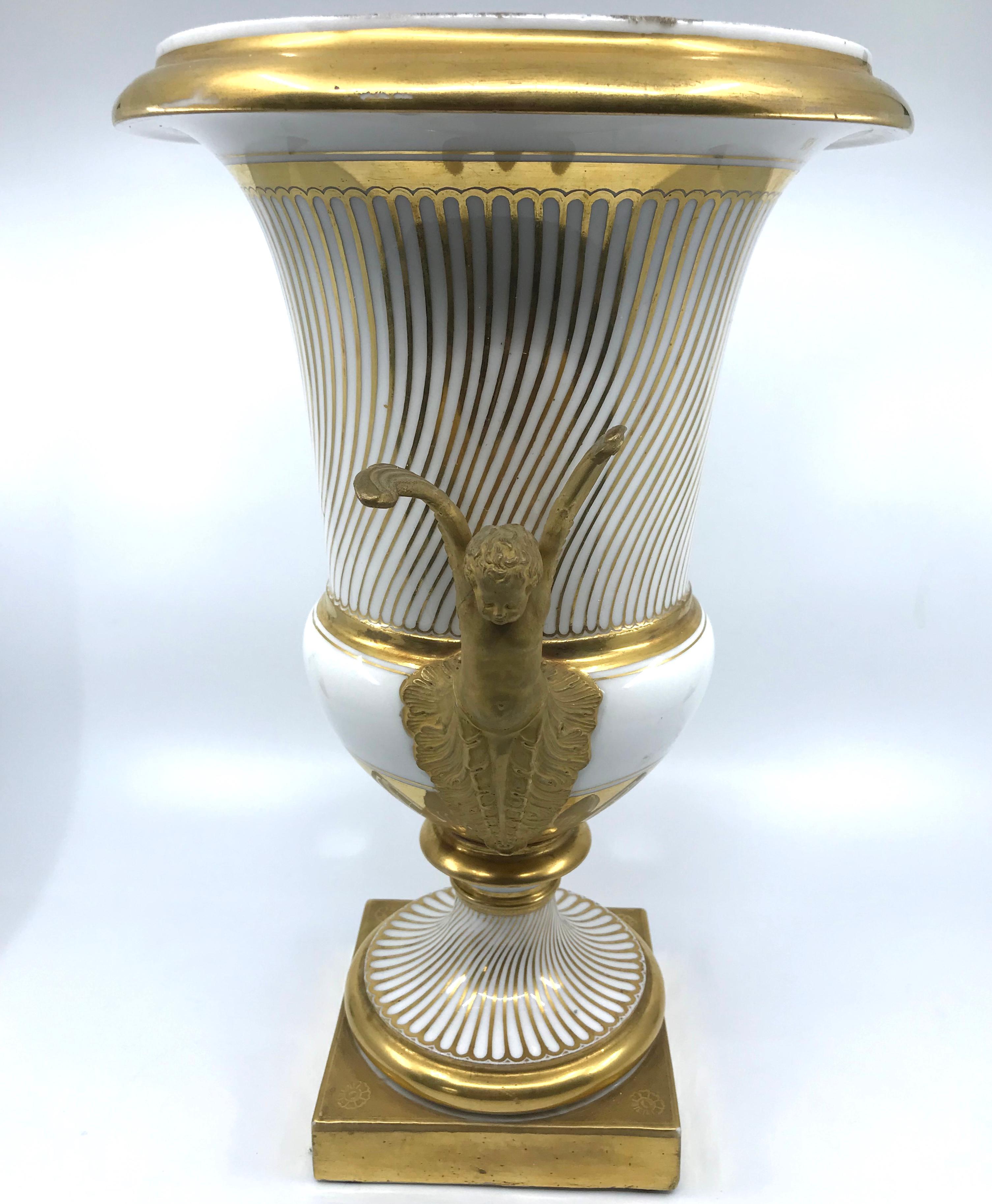Similoro Coppia di vasi neoclassici di Parigi in porcellana dorata in vendita