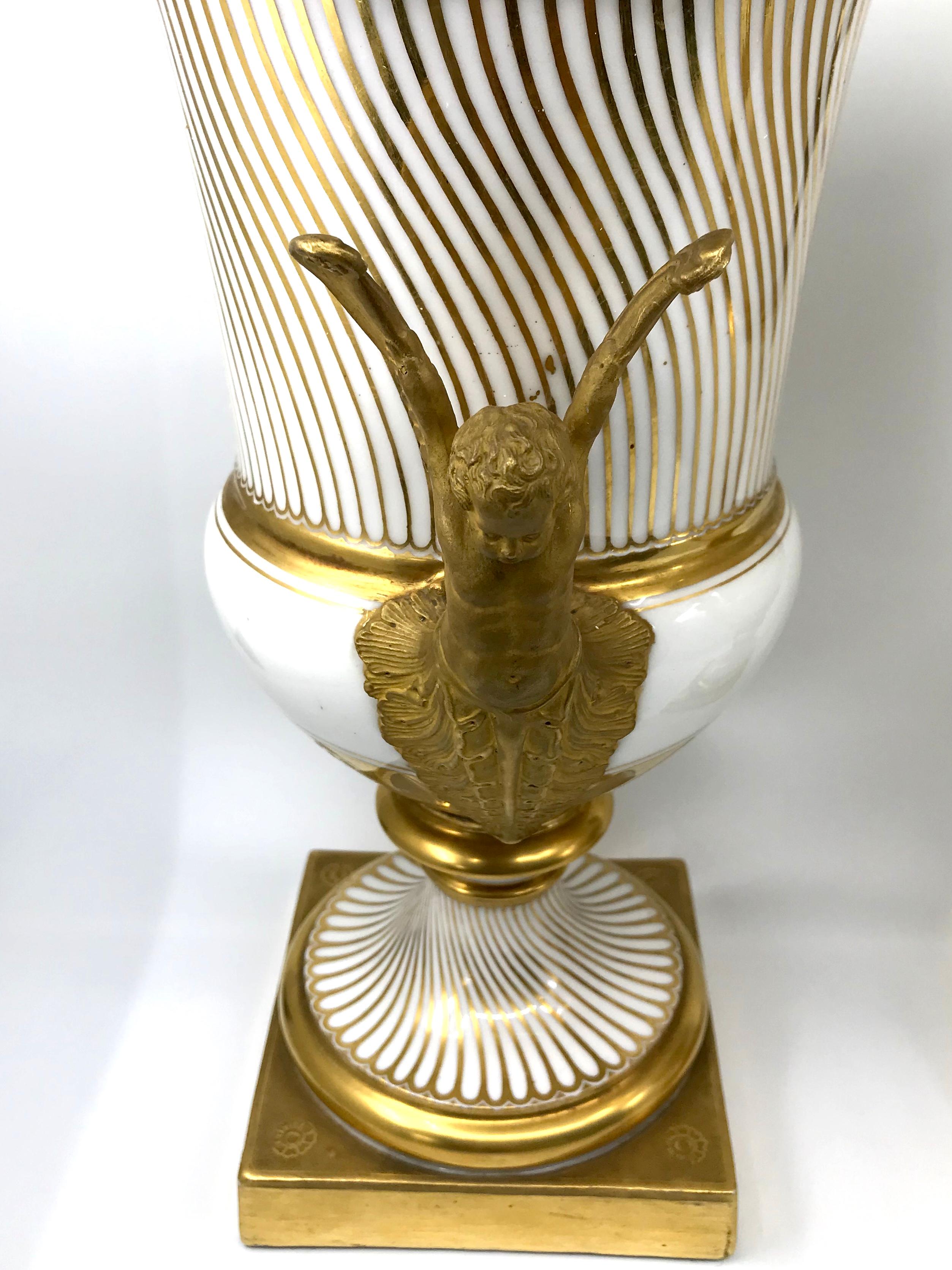 Paire de vases néoclassiques de Paris en porcelaine dorée en vente 1