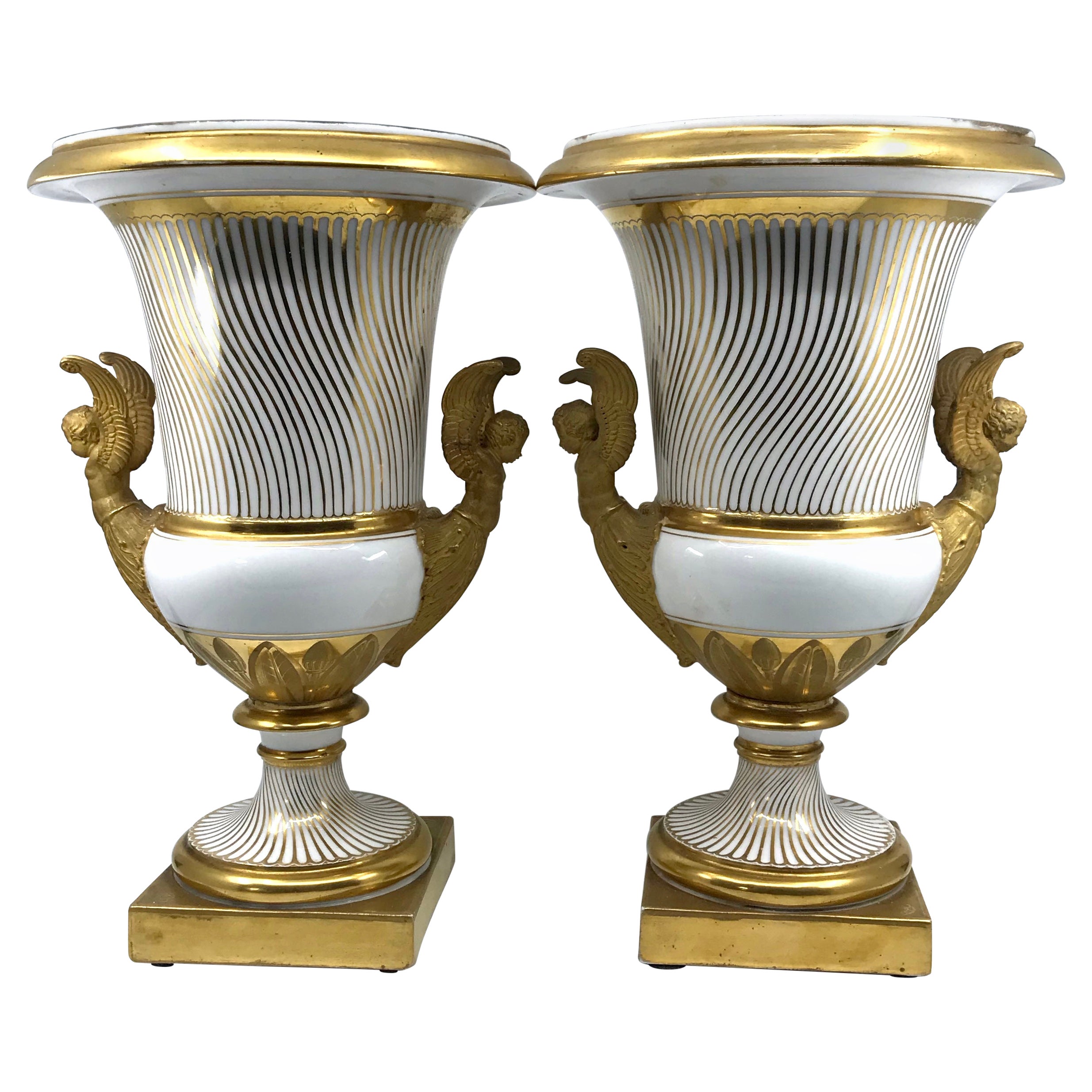 Paire de vases néoclassiques de Paris en porcelaine dorée
