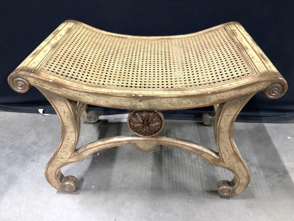 Coppia di sgabelli neoclassici in stile Impero; gli sgabelli hanno sedute a canne, il legno è intagliato e dorato in stile classico. Gli sgabelli o le panchine con sedute a canne in tonalità giallo chiaro con aree che sembrano essere foderate d'oro.
