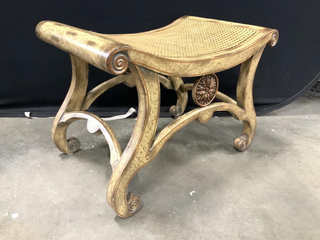 Intagliato Coppia di panche in legno intagliato di epoca neoclassica in vendita