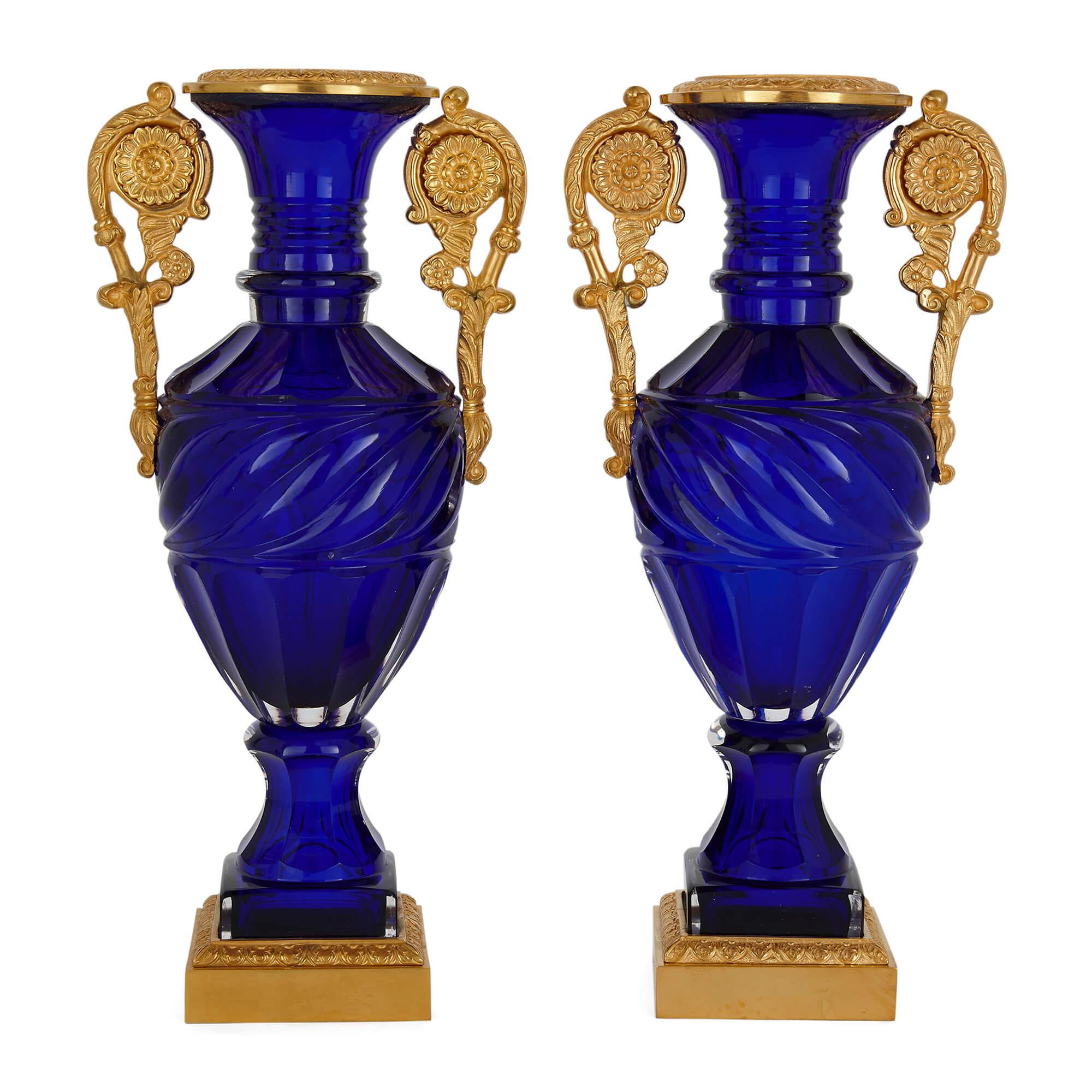 Pareja de jarrones rusos neoclásicos de vidrio azul dorado en bronce ormolu
Ruso, siglo XX
Altura 33 cm, anchura 16 cm, profundidad 12 cm 

Impresionante pareja de jarrones rusos, fabricados en llamativo vidrio azul cobalto y adornados con monturas