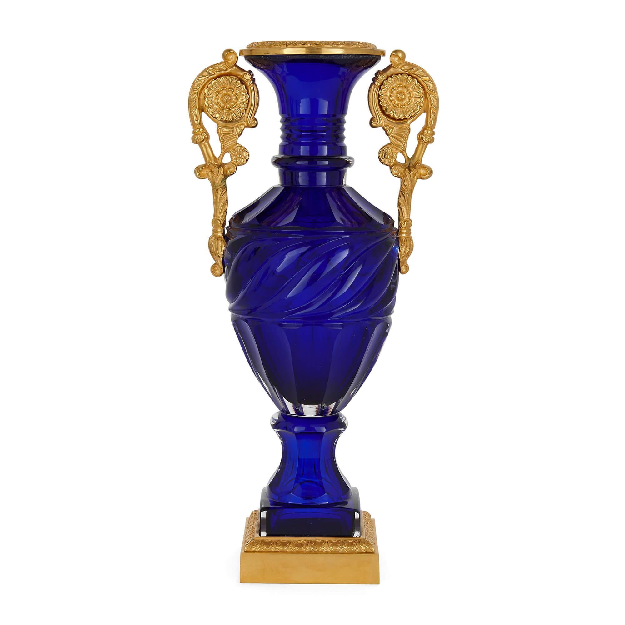 Pareja de jarrones rusos neoclásicos de vidrio azul dorado en bronce ormolu Neoclásico en venta
