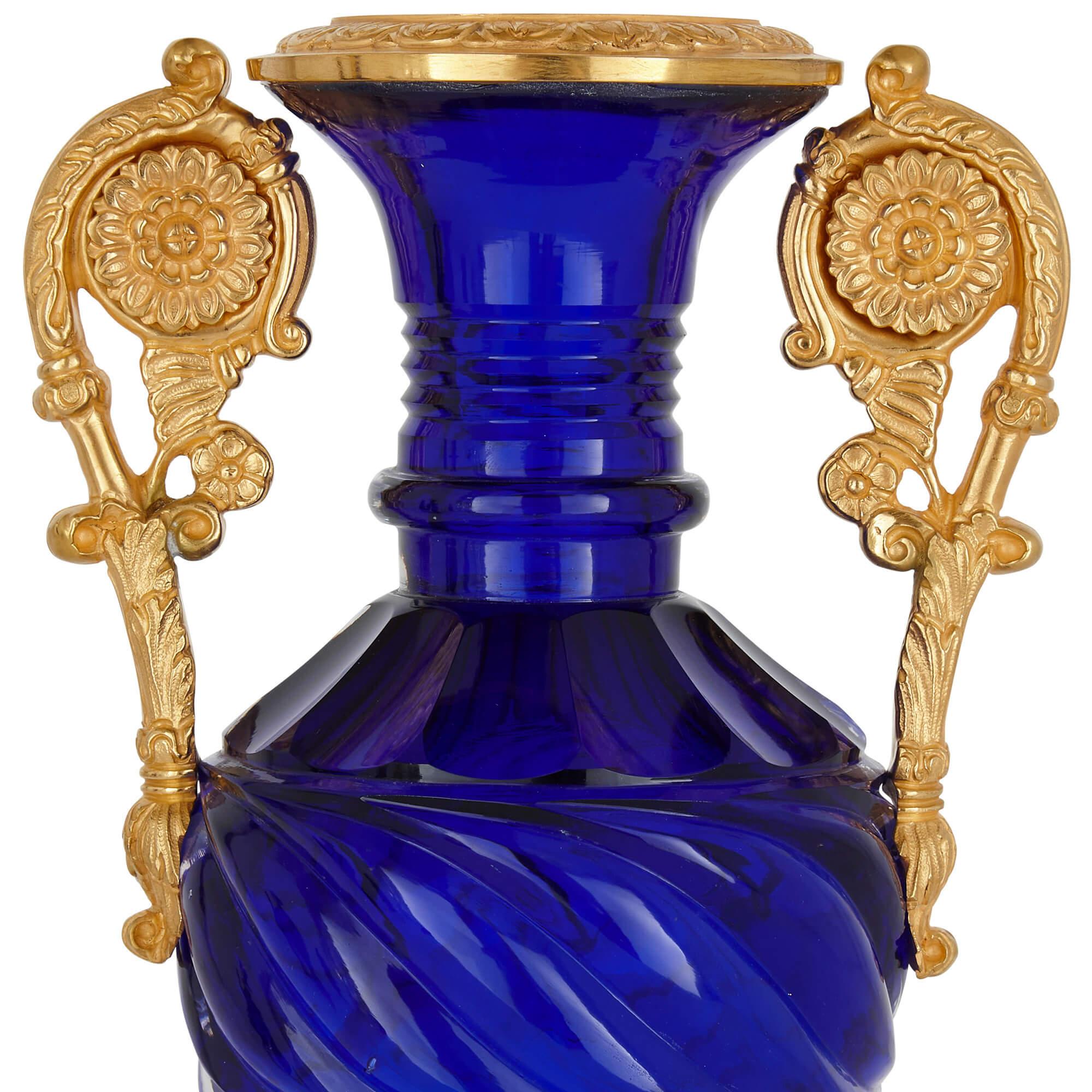 Pareja de jarrones rusos neoclásicos de vidrio azul dorado en bronce ormolu Vaciado en venta