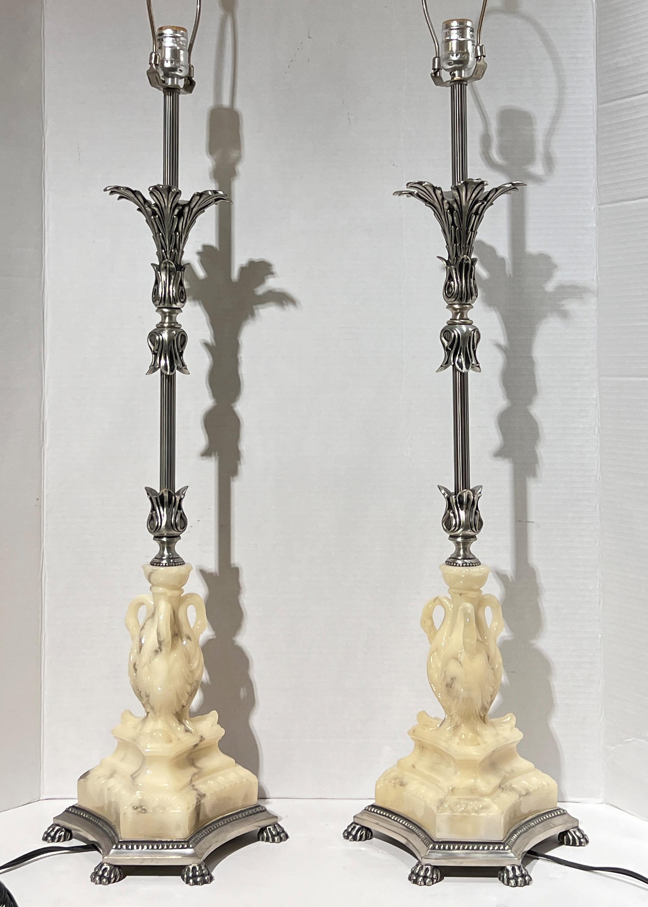 Paire de lampes de table néoclassiques en métal argenté et composition en vente 8
