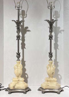Pareja de lámparas de mesa neoclásicas de metal plateado y composición