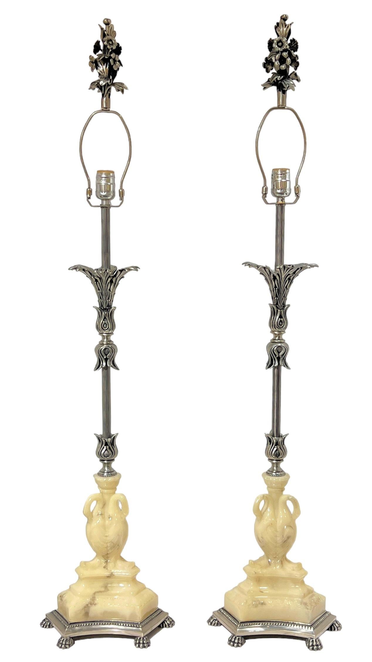 Néoclassique Paire de lampes de table néoclassiques en métal argenté et composition en vente
