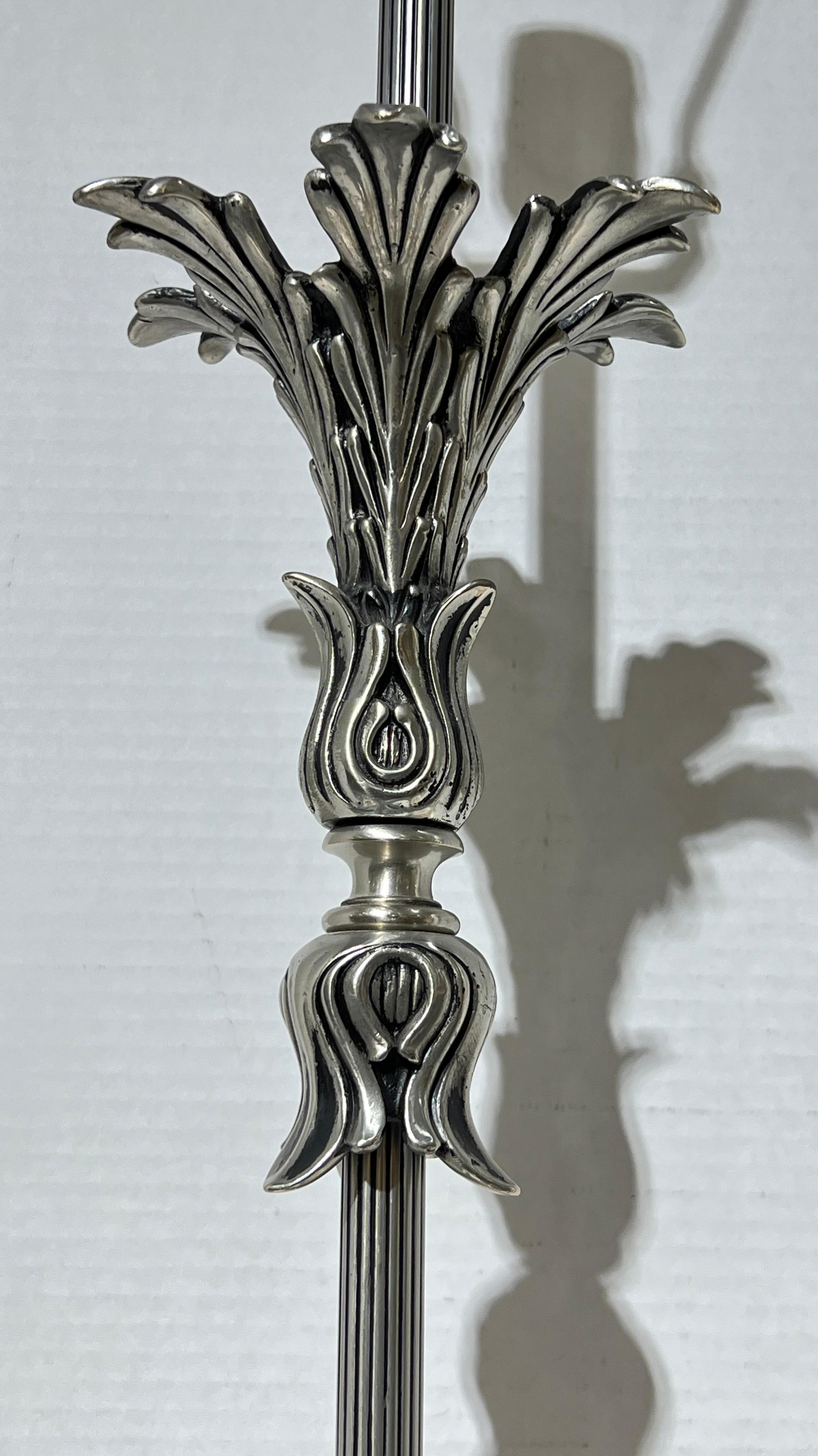Métal Paire de lampes de table néoclassiques en métal argenté et composition en vente
