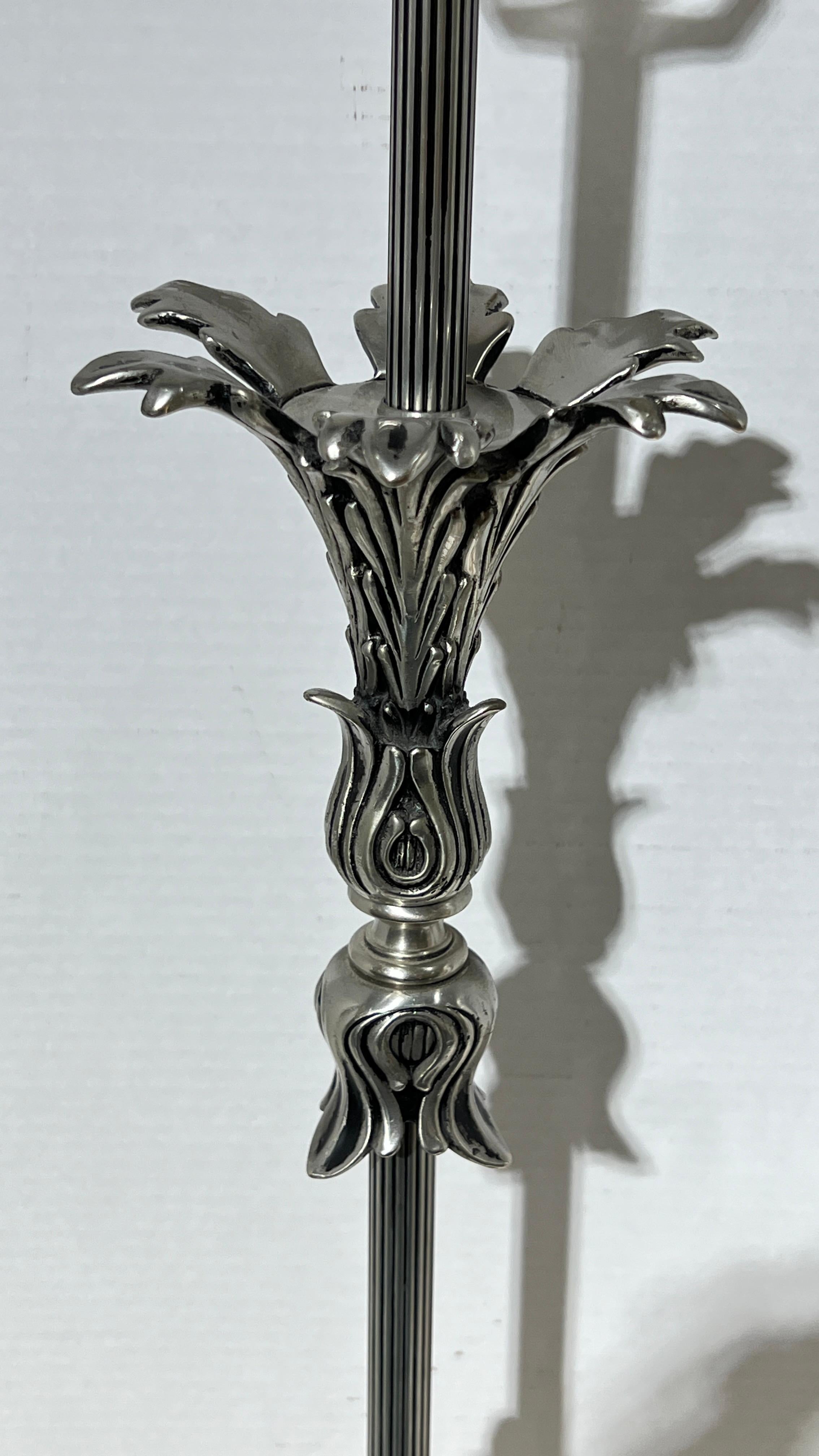 Paire de lampes de table néoclassiques en métal argenté et composition en vente 1