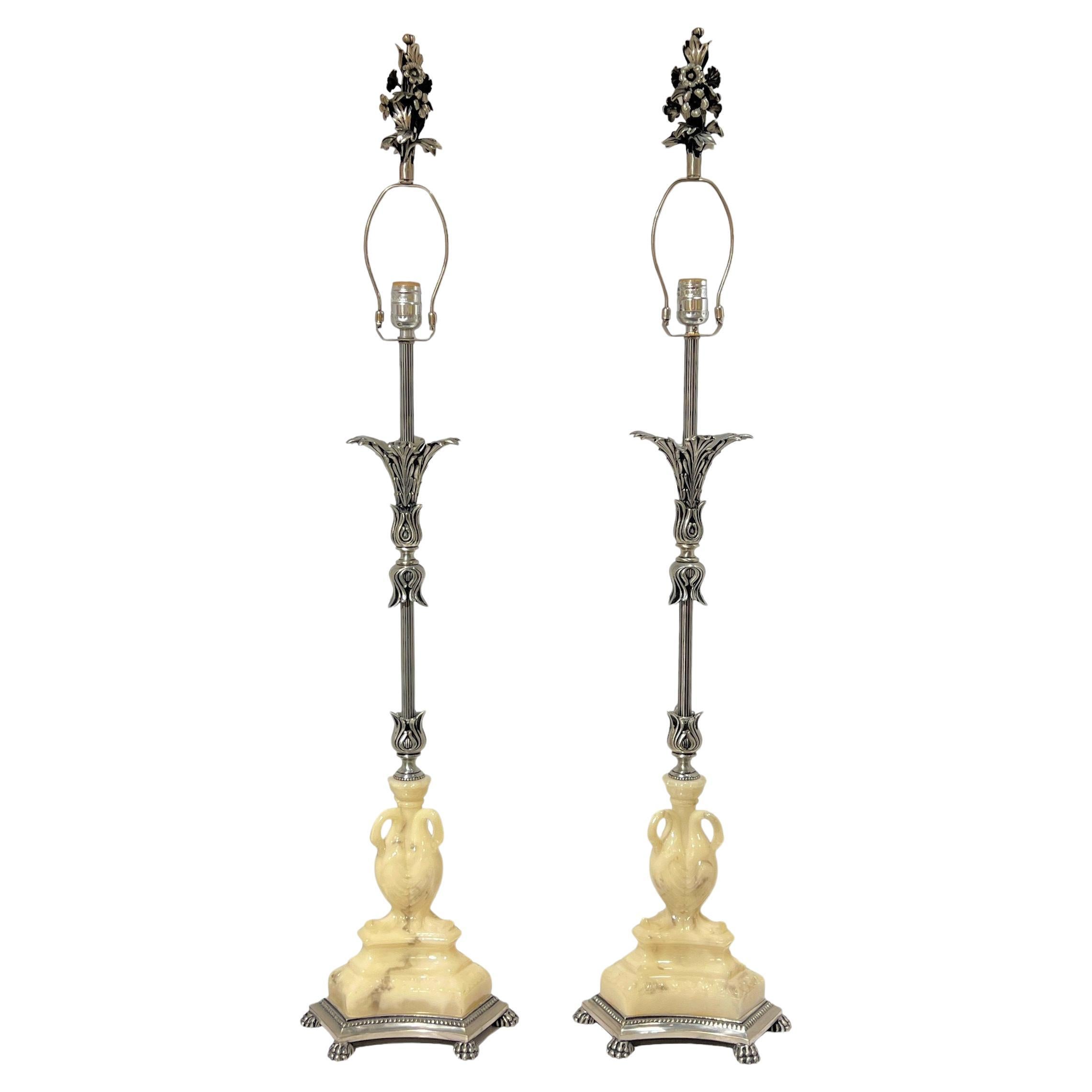 Paire de lampes de table néoclassiques en métal argenté et composition en vente