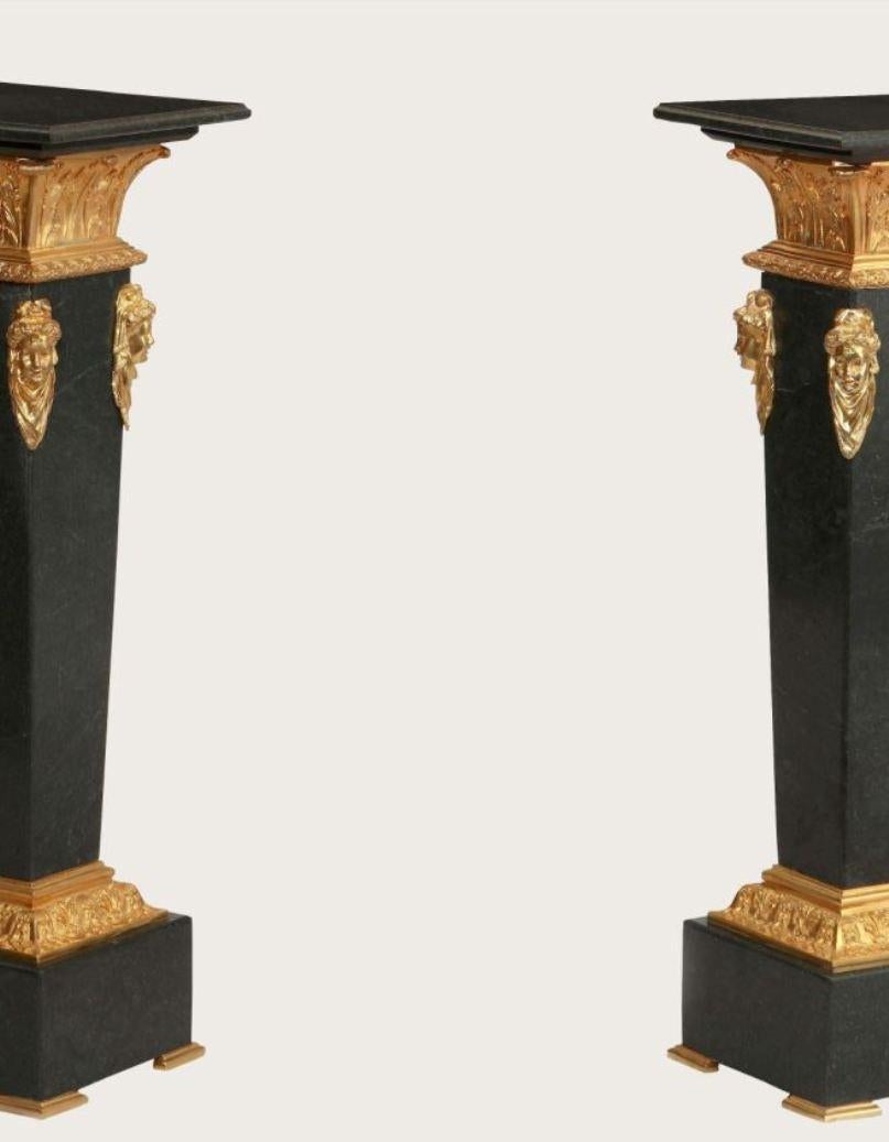 Paar schwarze Marmorsockel im neoklassischen Stil, mit Bronzebeschlägen  im Zustand „Gut“ im Angebot in Cypress, CA