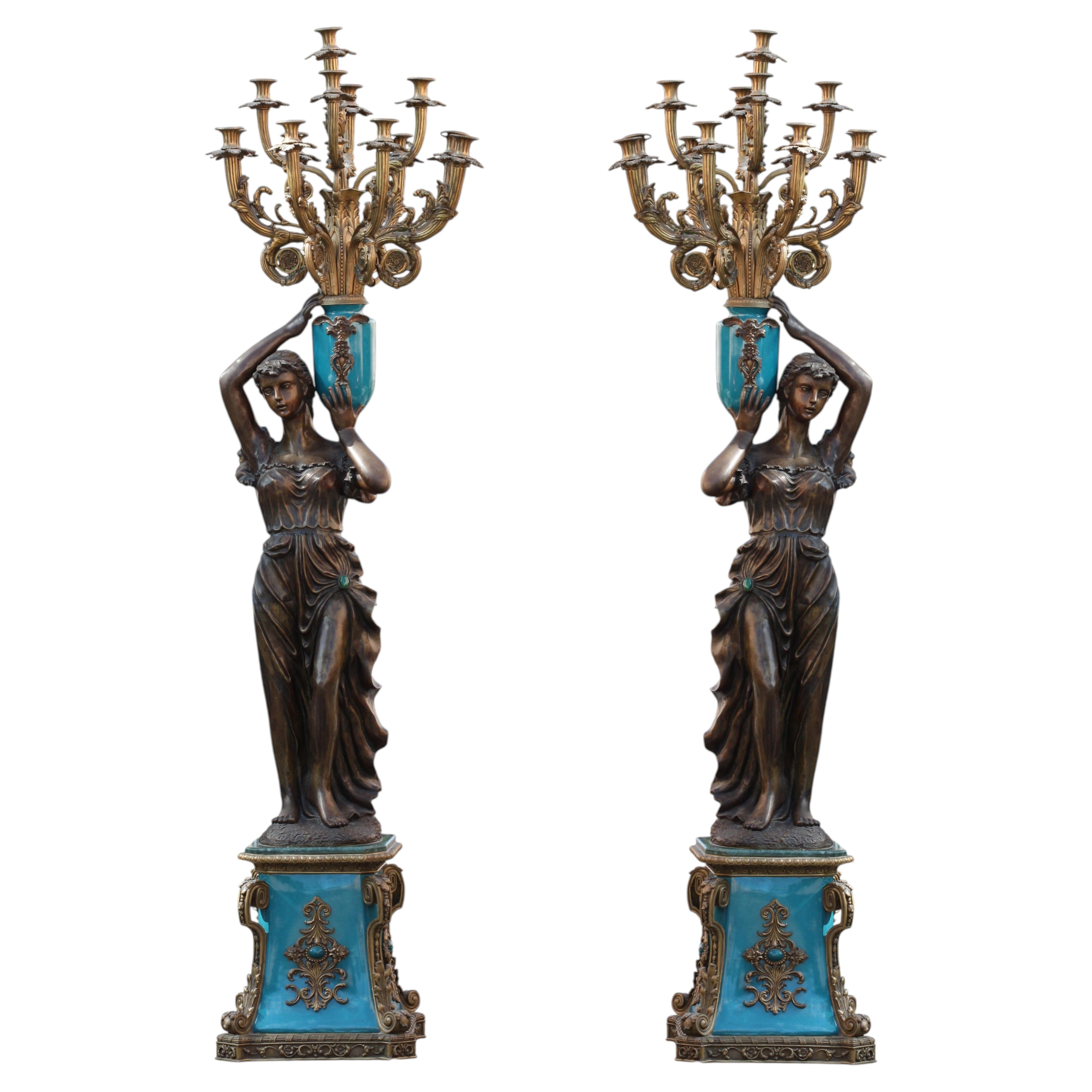 Pareja de lámparas de pie figurativas de estilo neoclásico, de bronce y esmalte