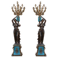 Coppia di lampade da terra figurative in bronzo e smalto in stile neoclassico