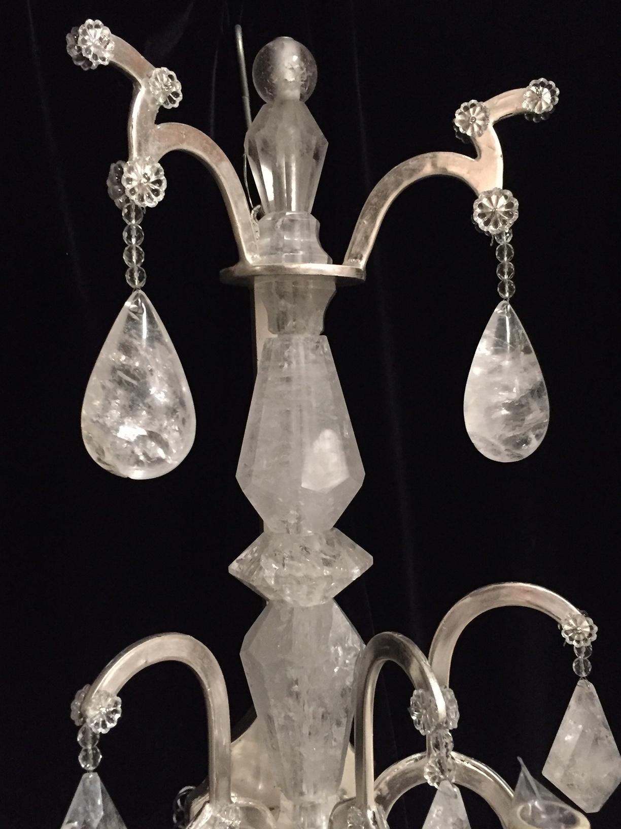 Argenté Paire d'appliques de style néoclassique en cristal de roche sculpté en vente