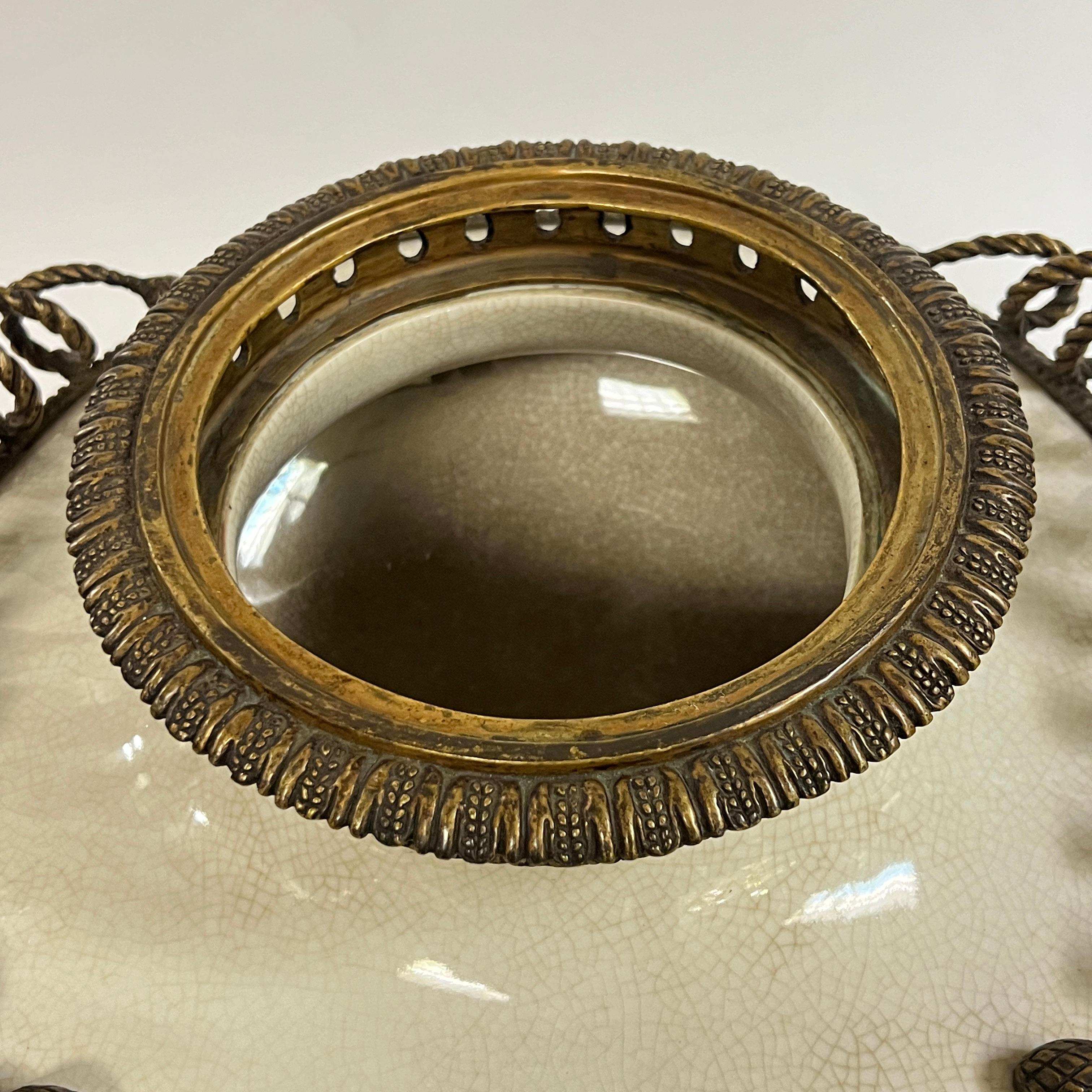 Coppia stile neoclassico  Urne da centrotavola in ceramica e bronzo in vendita 3