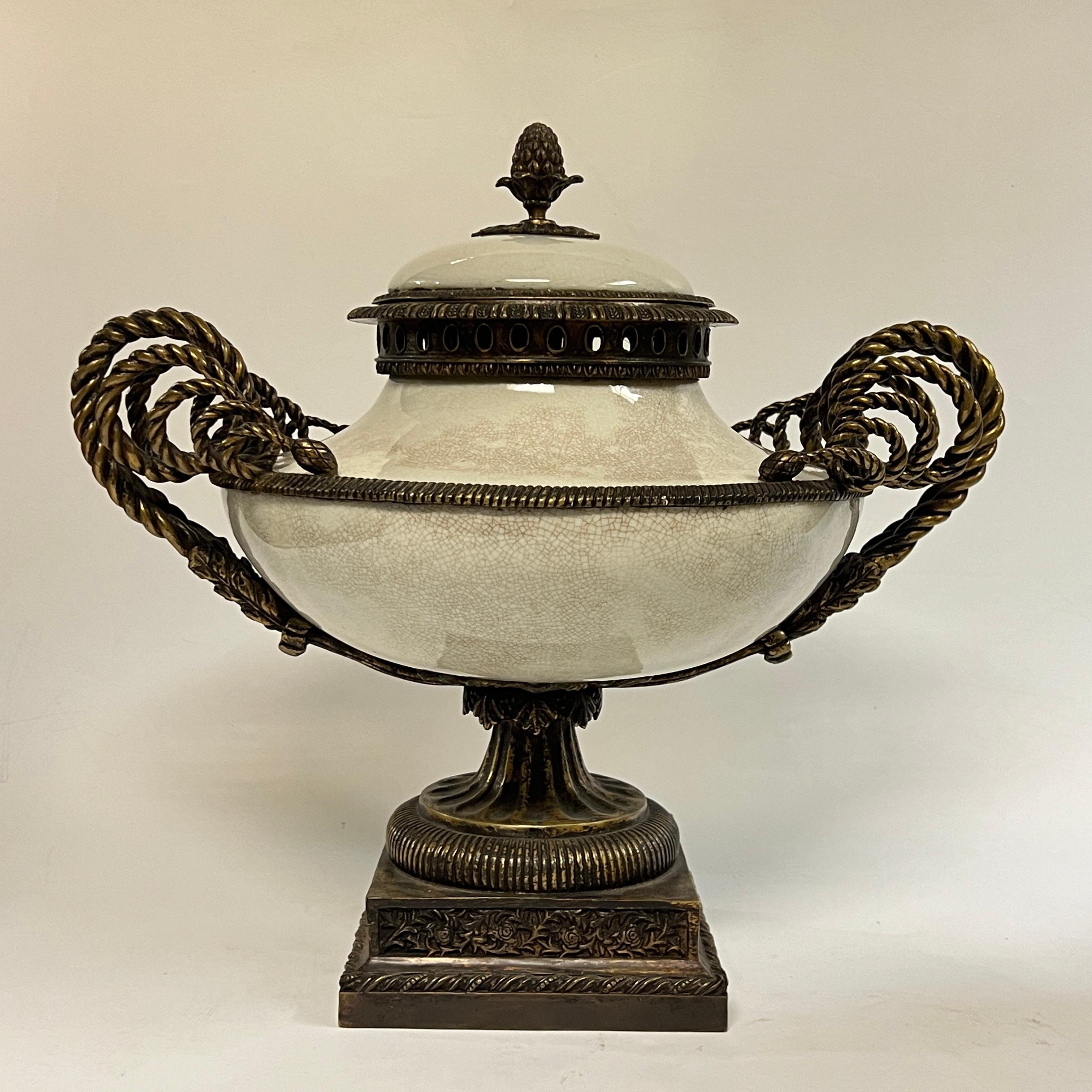 Neoclassico Coppia stile neoclassico  Urne da centrotavola in ceramica e bronzo in vendita