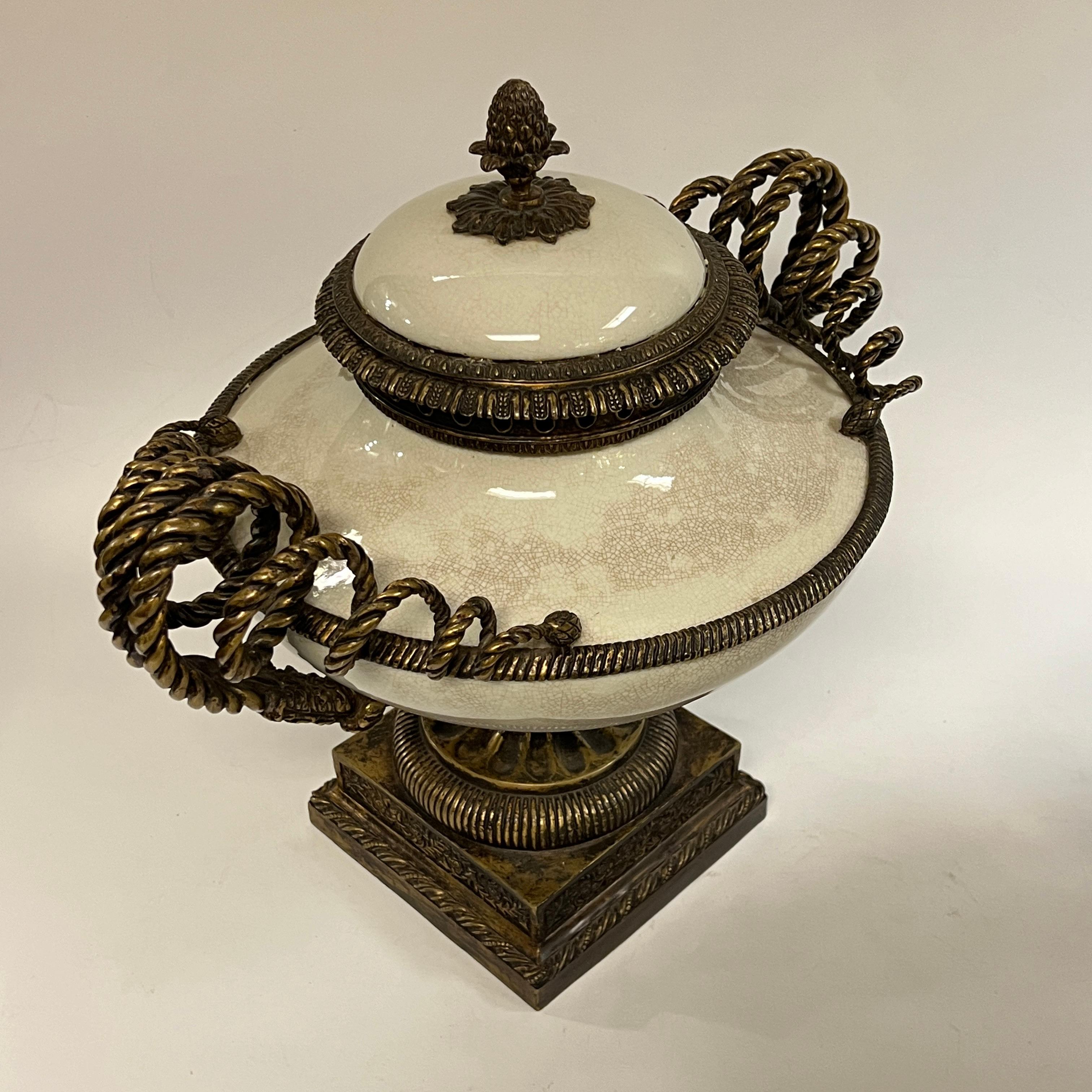 Europeo Coppia stile neoclassico  Urne da centrotavola in ceramica e bronzo in vendita