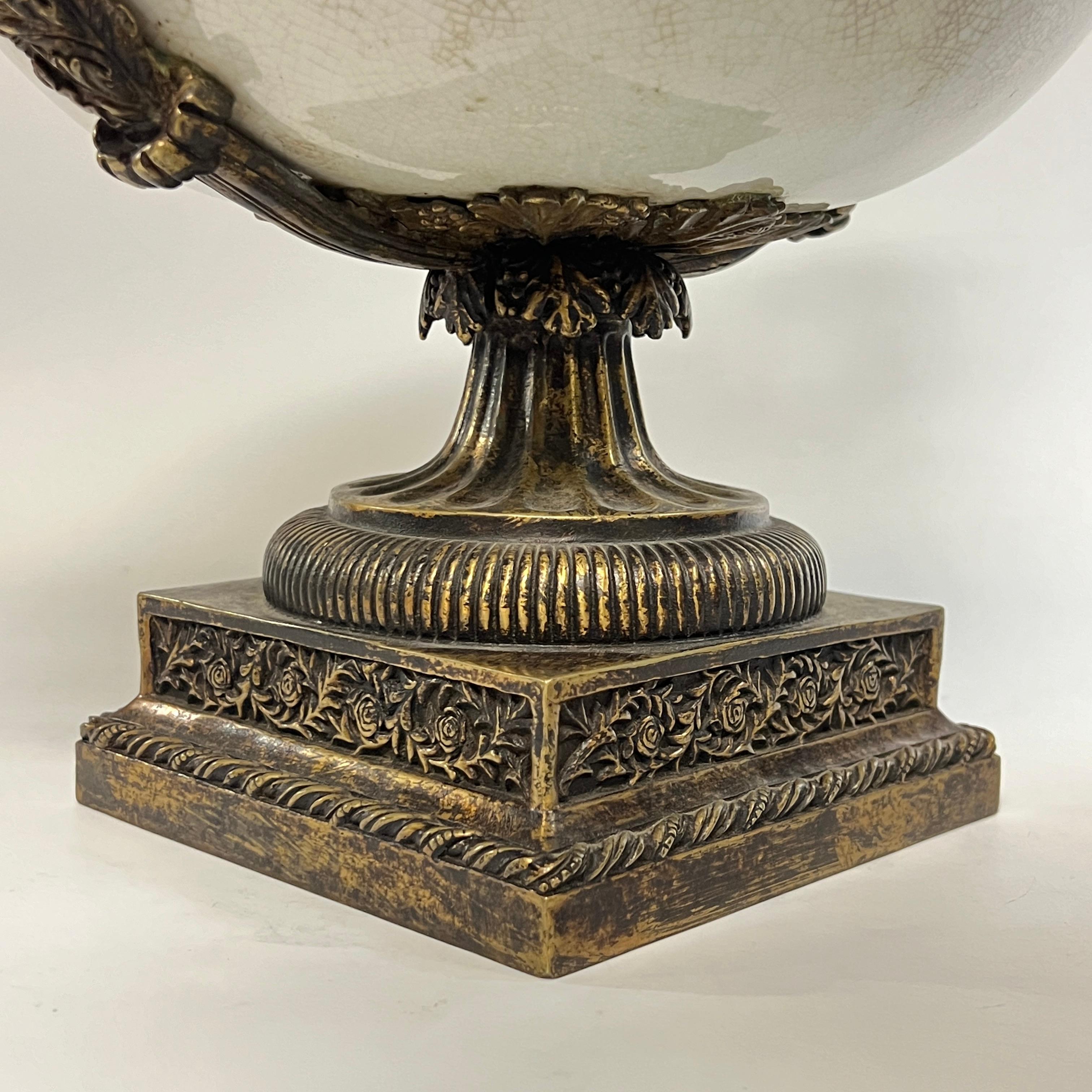 Coppia stile neoclassico  Urne da centrotavola in ceramica e bronzo In condizioni buone in vendita a New York, NY