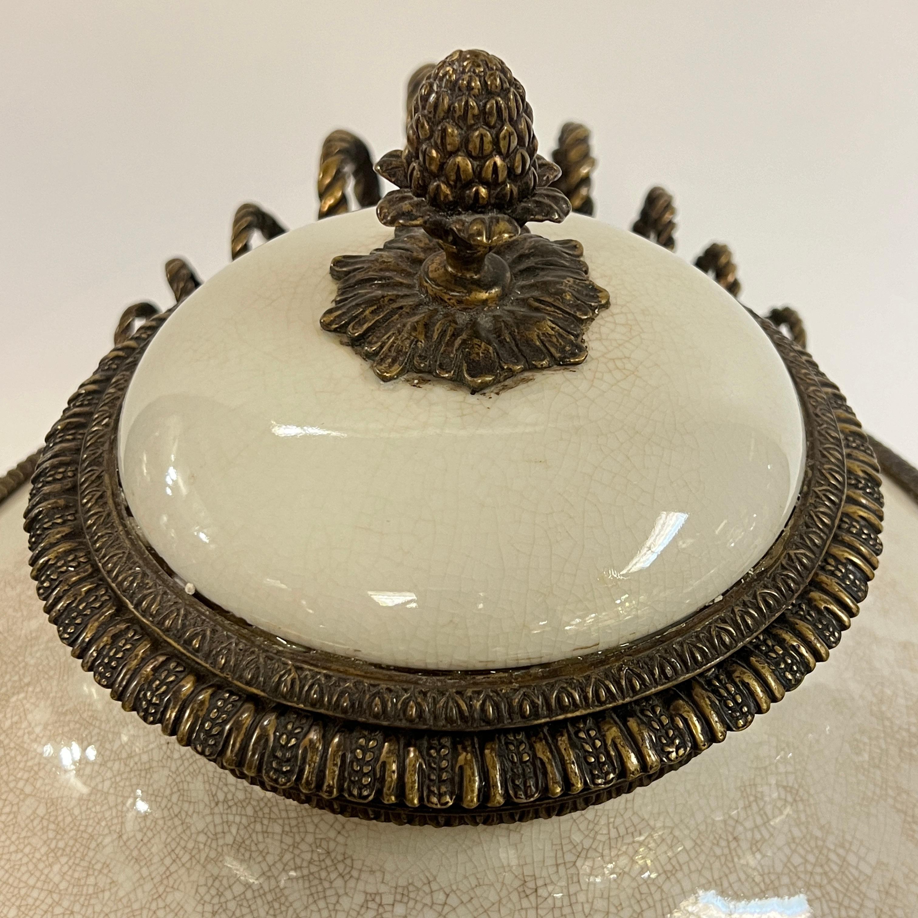 Bronzo Coppia stile neoclassico  Urne da centrotavola in ceramica e bronzo in vendita