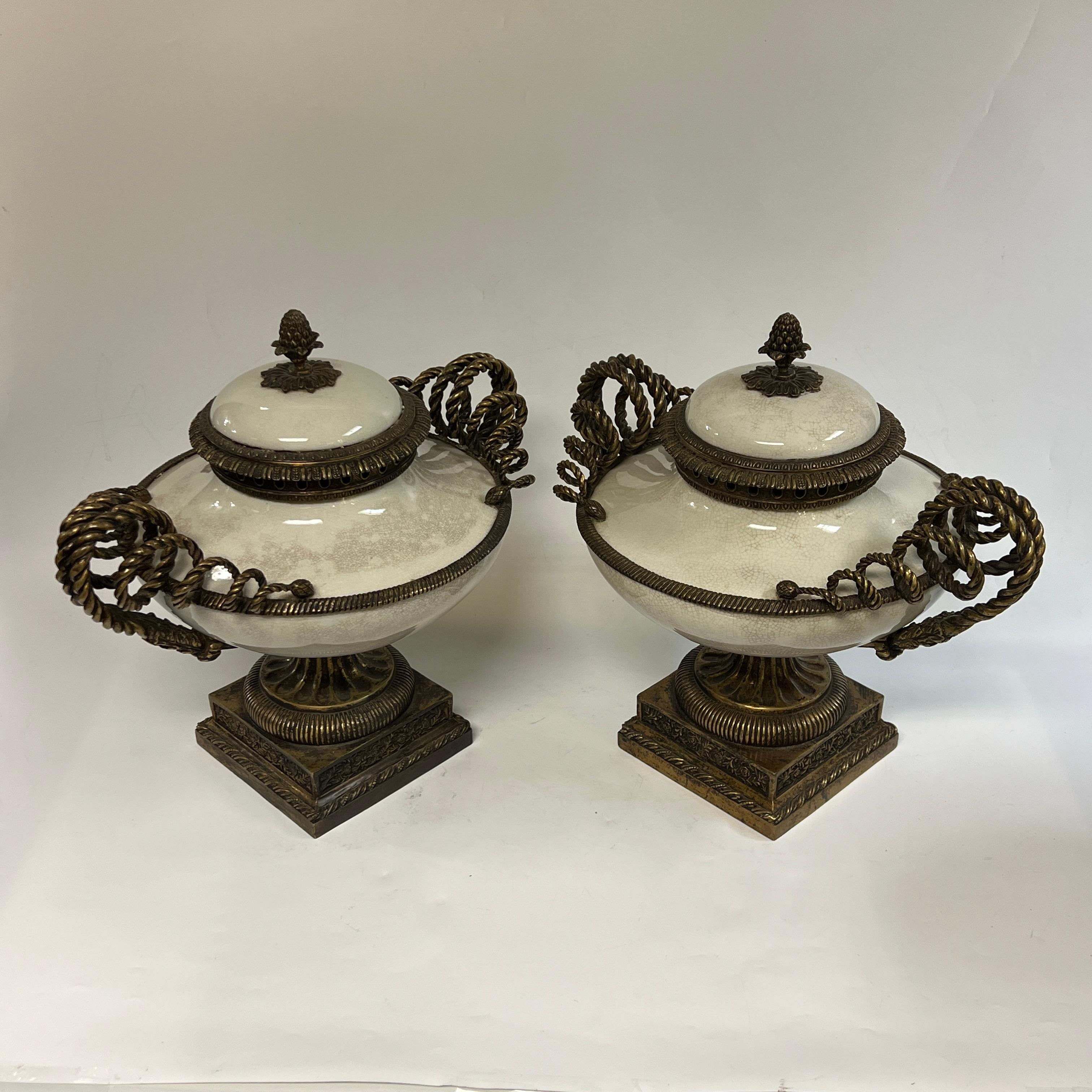 Coppia stile neoclassico  Urne da centrotavola in ceramica e bronzo in vendita 1