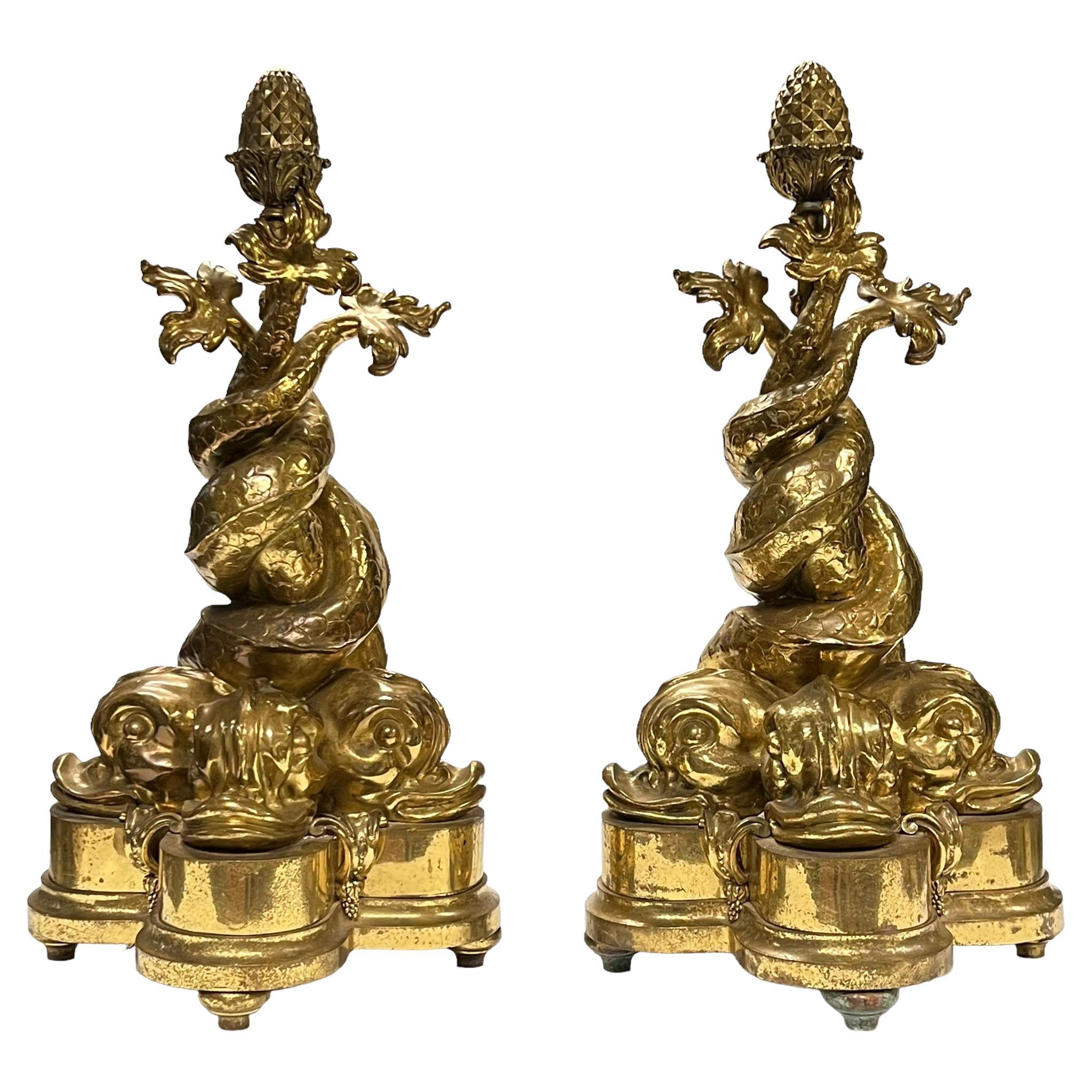 Paar Chenets in Delphinform aus vergoldeter Bronze im neoklassischen Stil