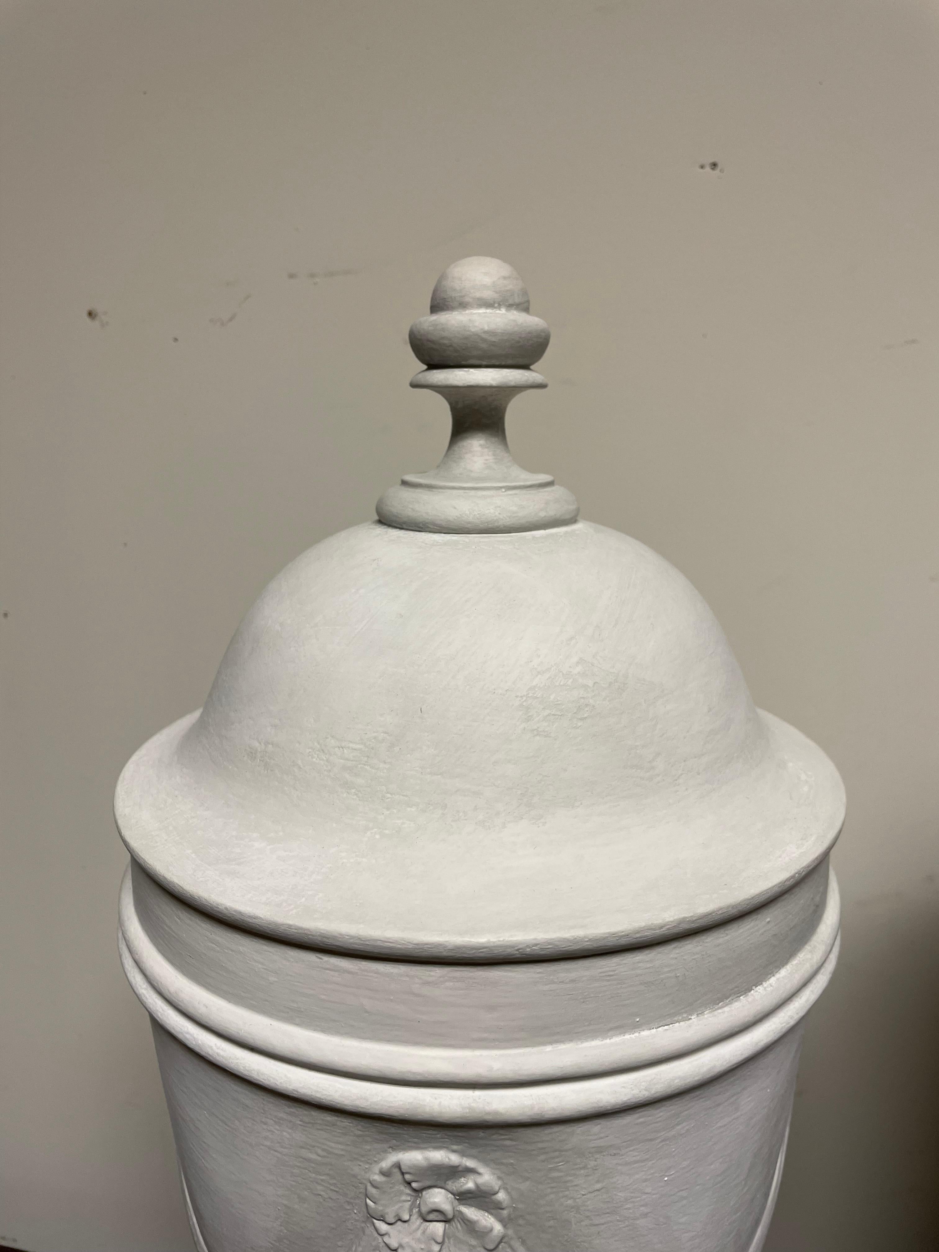 Paar grau bemalte Mahagoni-Urnen im neoklassischen Stil  im Angebot 3