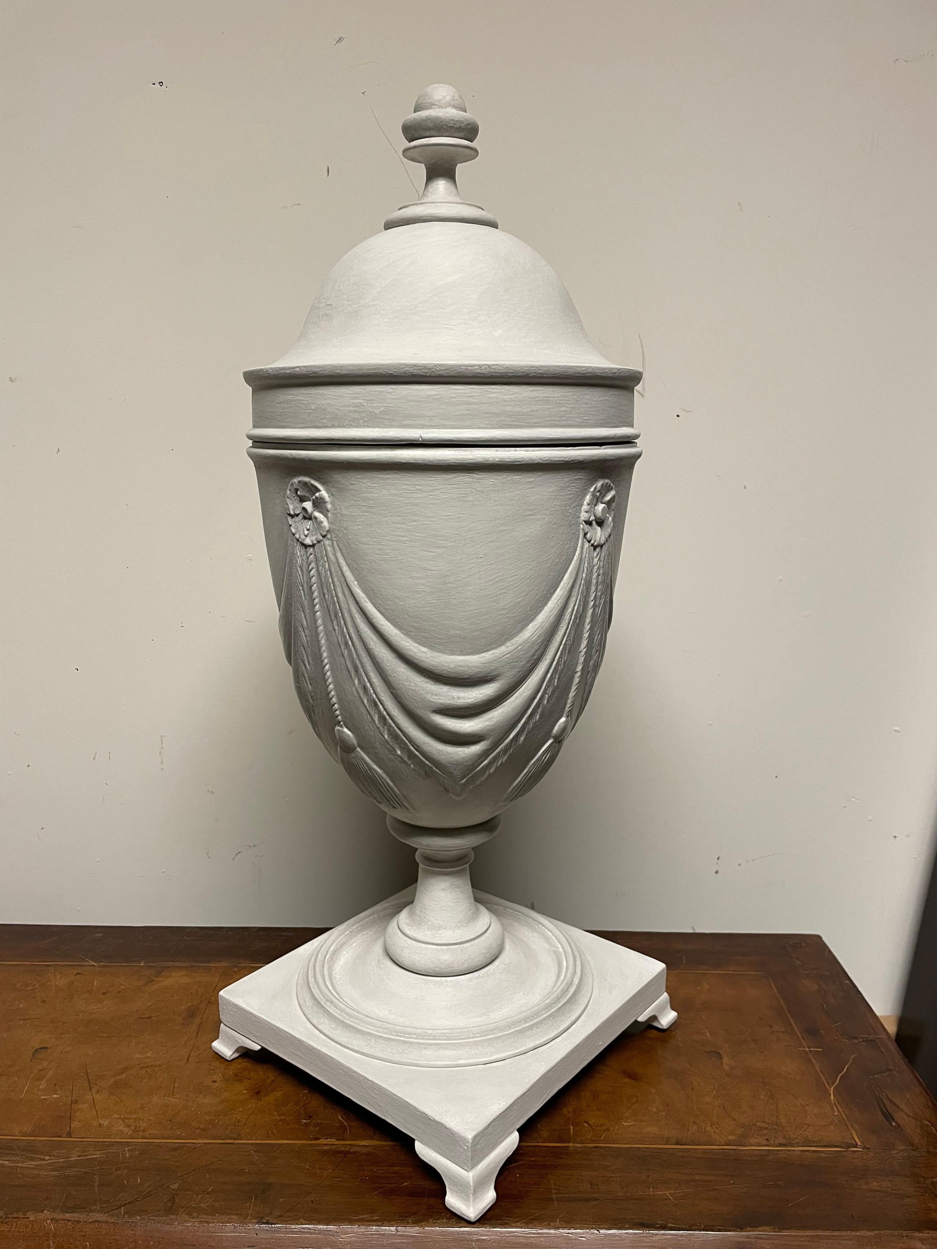 Paar grau bemalte Mahagoni-Urnen im neoklassischen Stil  im Zustand „Gut“ im Angebot in Stamford, CT