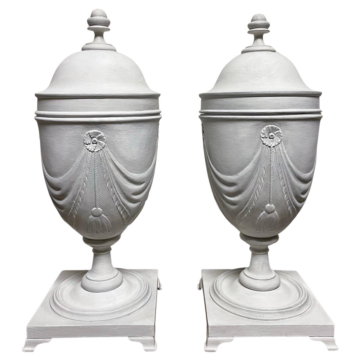 Paar grau bemalte Mahagoni-Urnen im neoklassischen Stil 