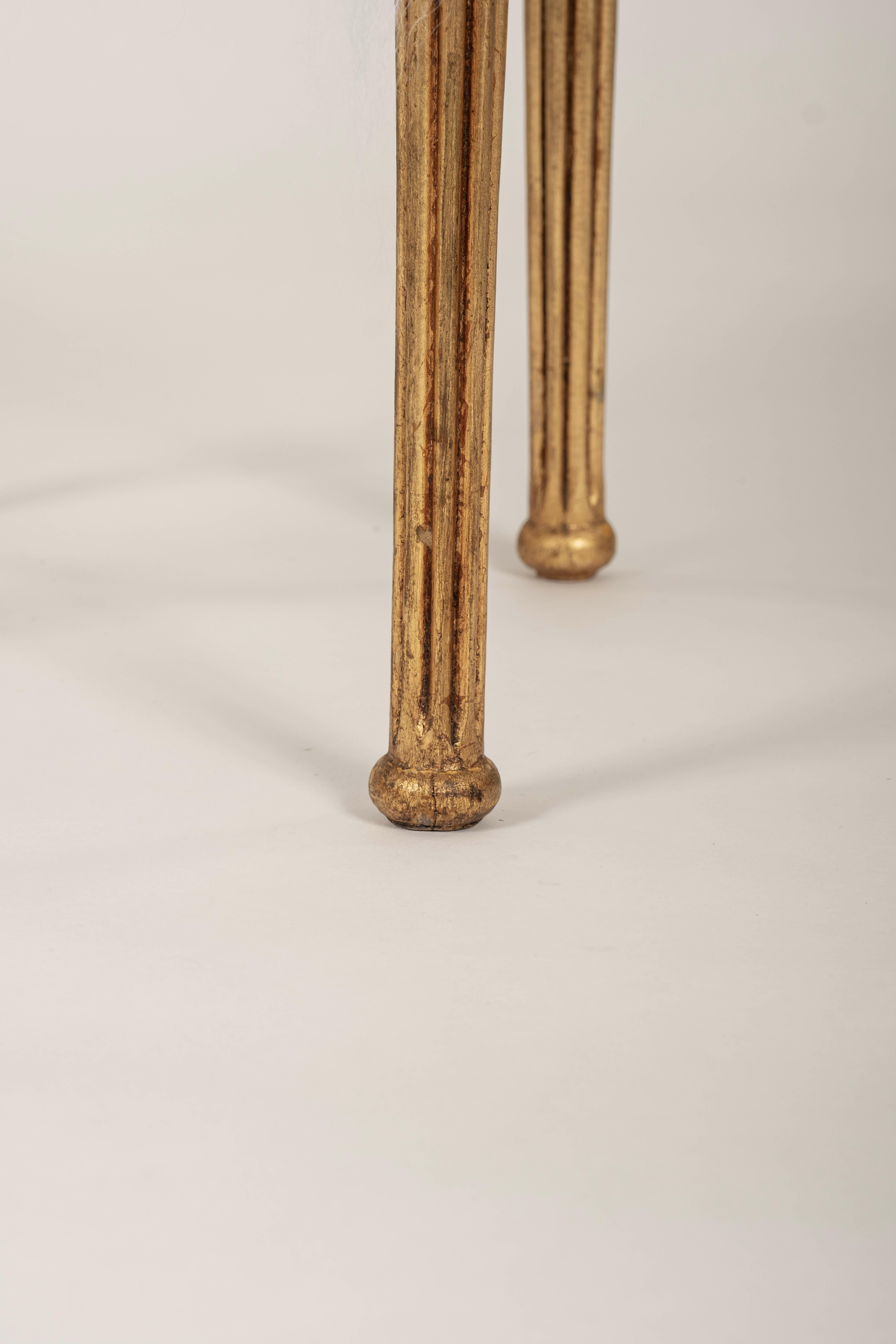 Coppia di sedie in stile neoclassico in legno dorato con capelli ricci della Mongolia in vendita 5