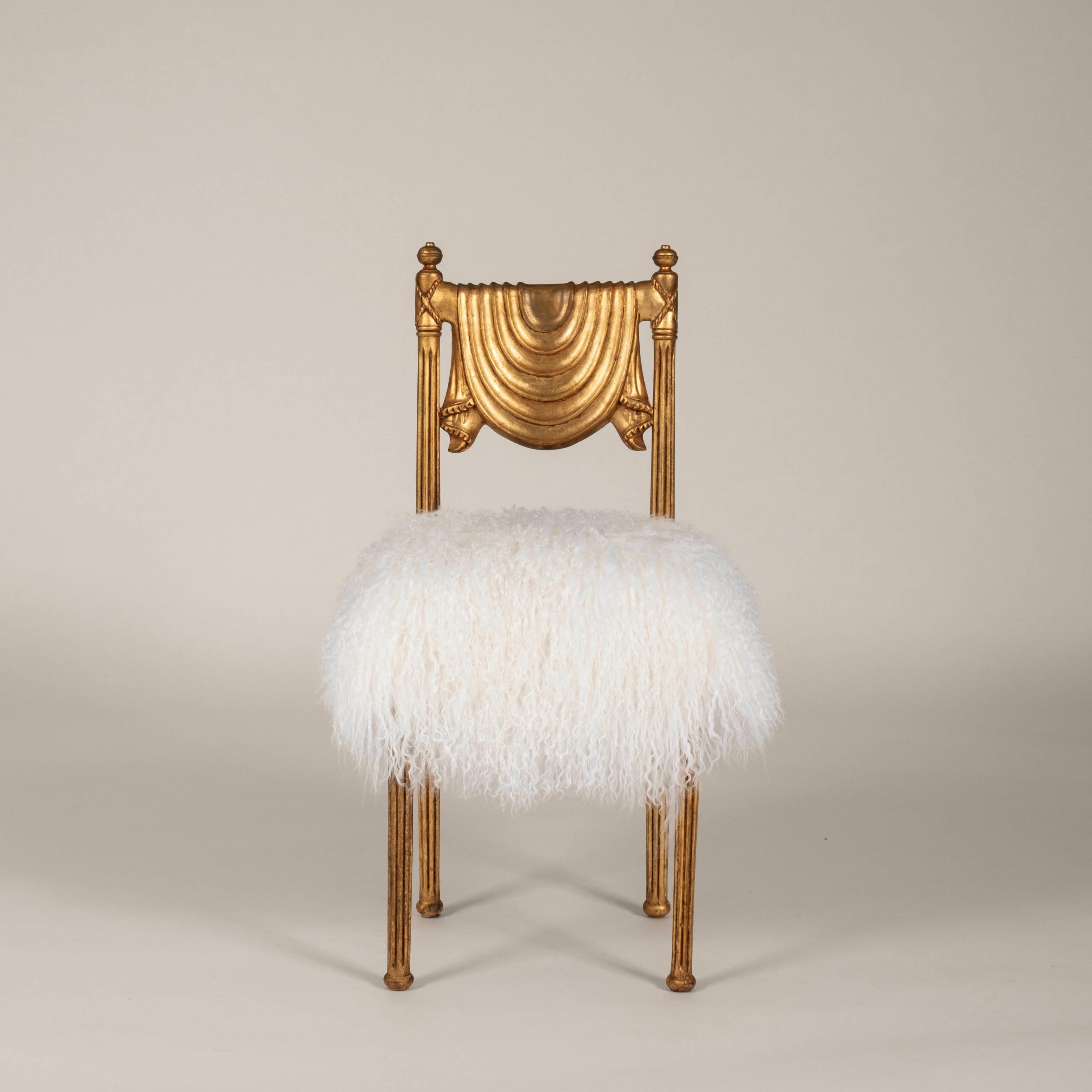 Neoclassico Coppia di sedie in stile neoclassico in legno dorato con capelli ricci della Mongolia in vendita
