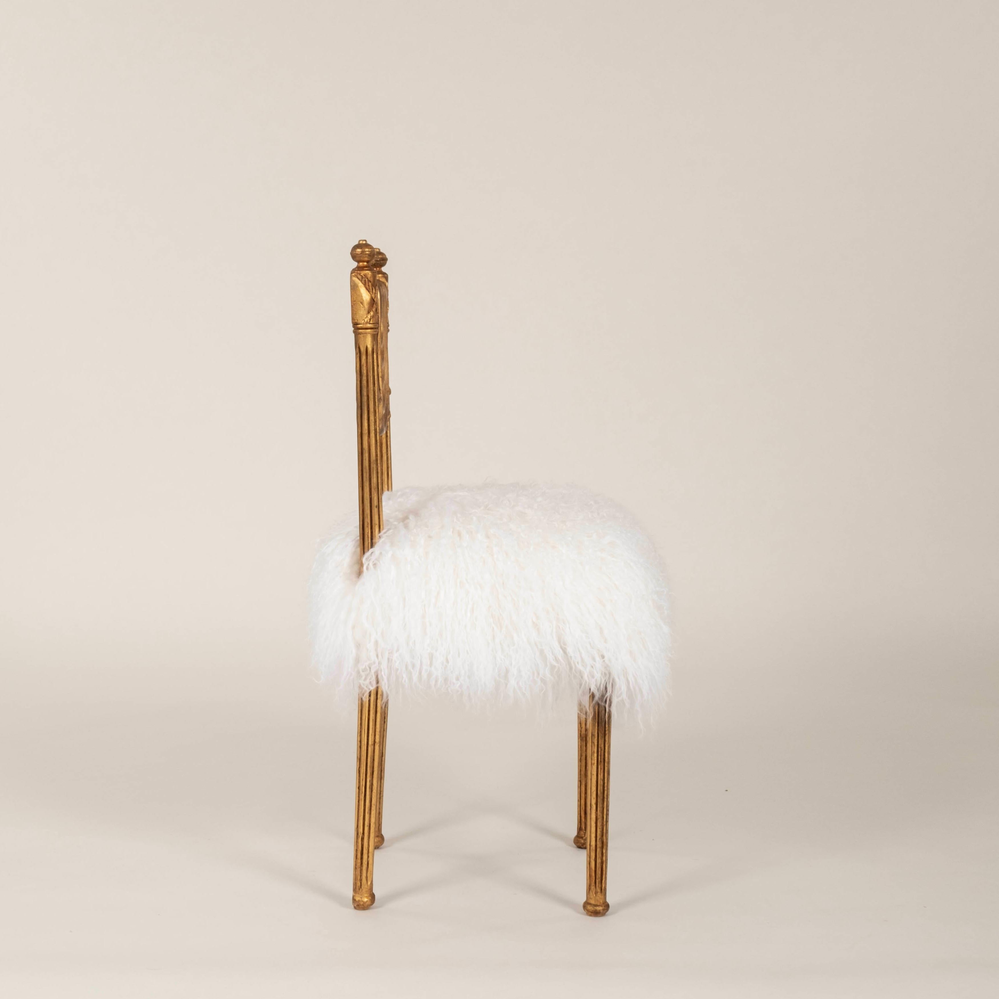 XX secolo Coppia di sedie in stile neoclassico in legno dorato con capelli ricci della Mongolia in vendita