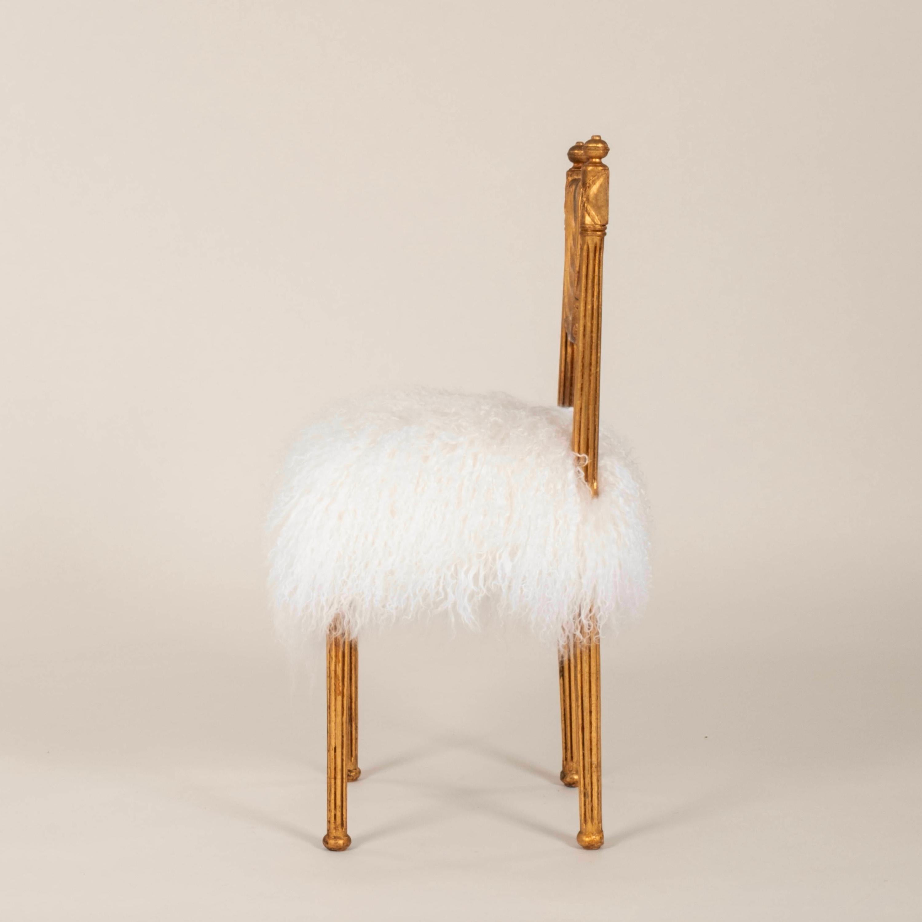 Coppia di sedie in stile neoclassico in legno dorato con capelli ricci della Mongolia in vendita 1
