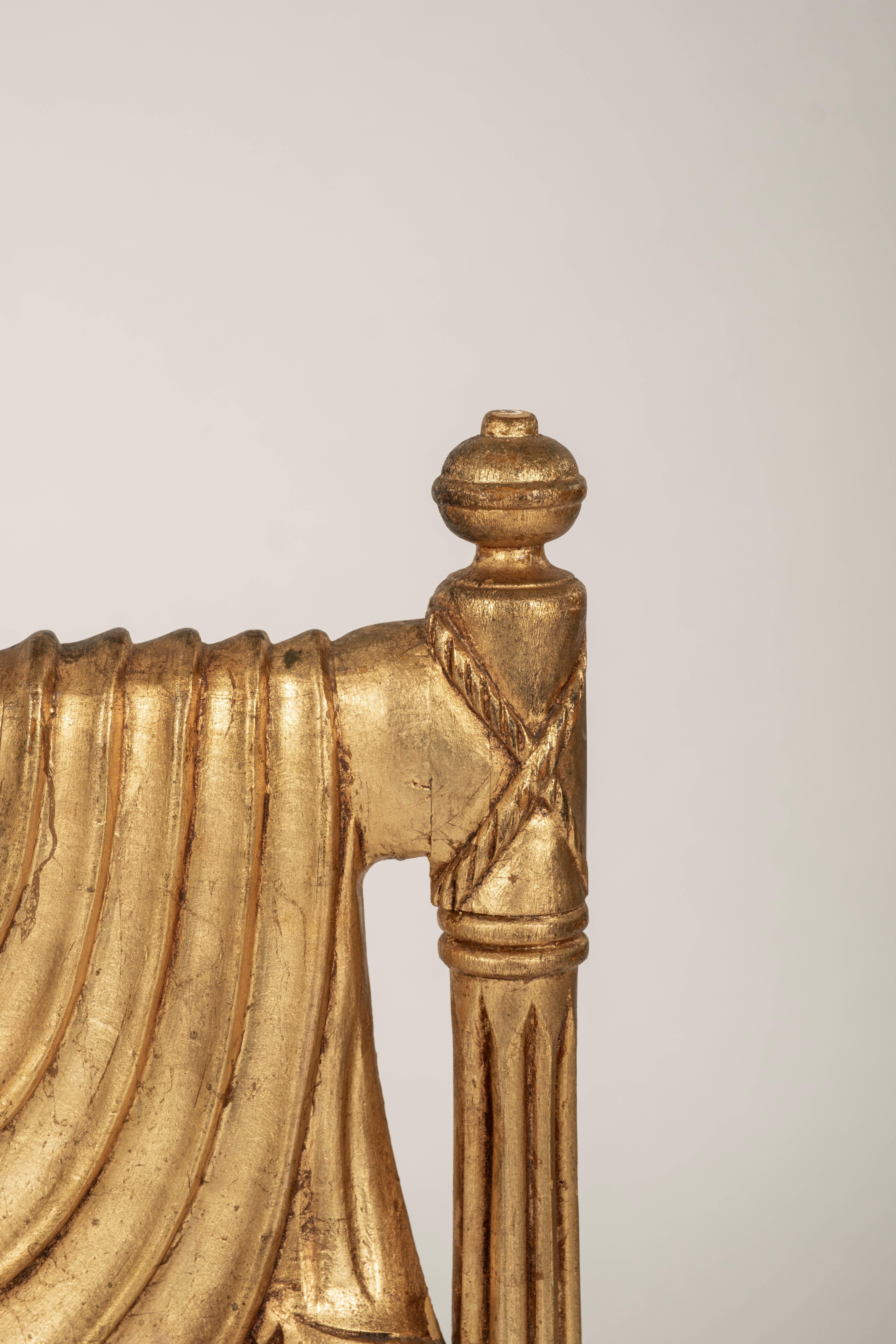 Coppia di sedie in stile neoclassico in legno dorato con capelli ricci della Mongolia in vendita 2