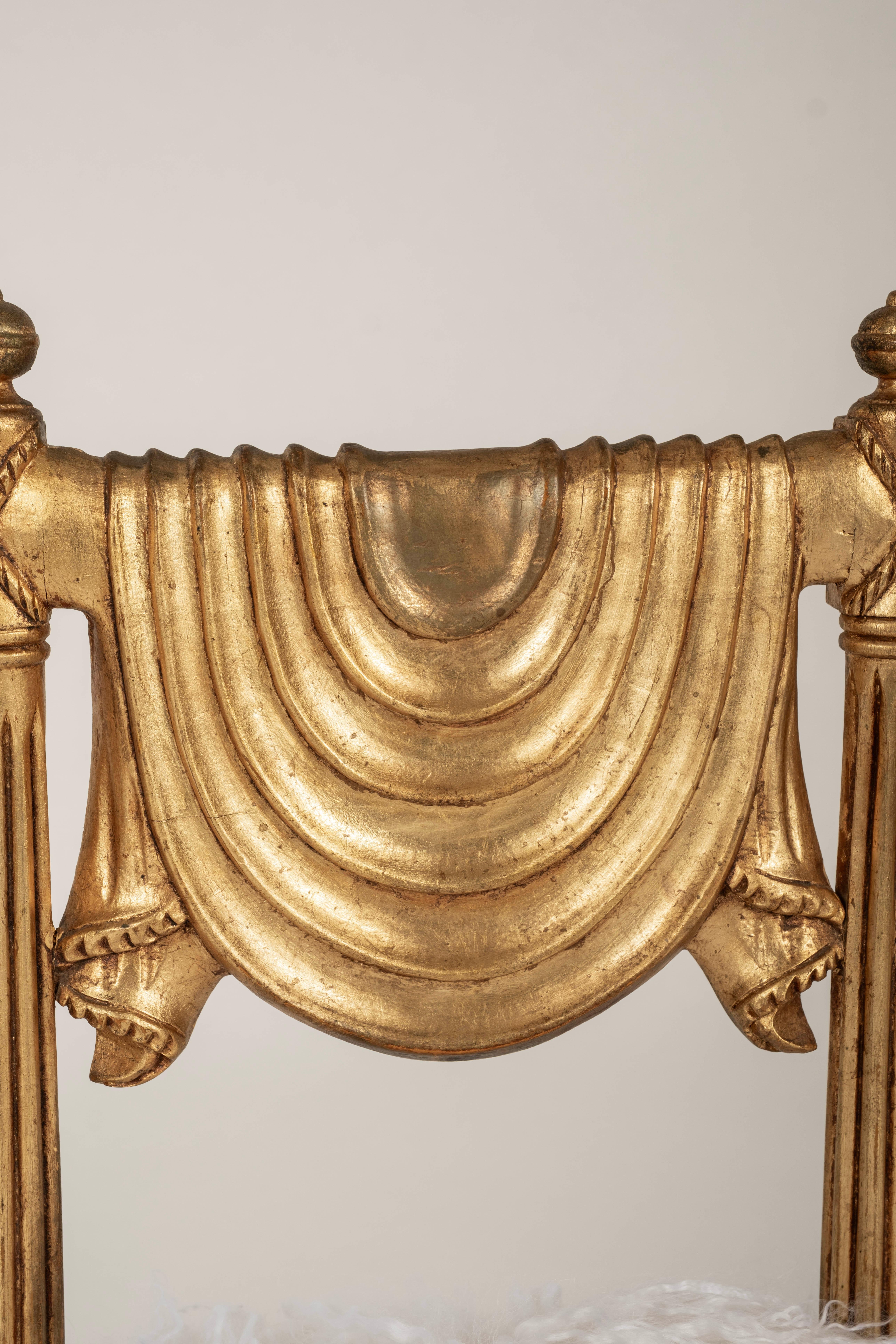 Coppia di sedie in stile neoclassico in legno dorato con capelli ricci della Mongolia in vendita 3