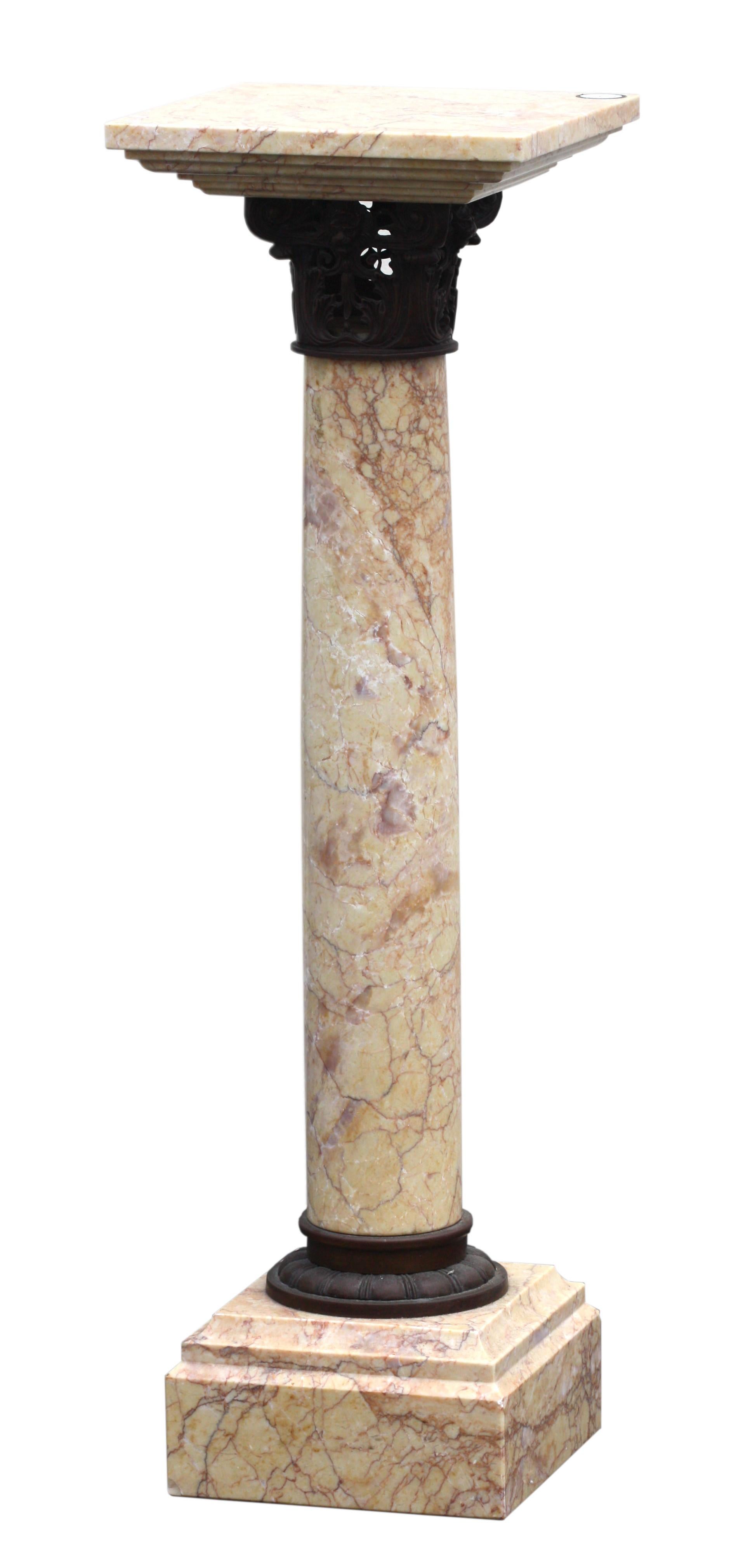 Ein Paar klassizistischer Säulensockel aus korinthischem Siena-Marmor, patiniert und in Bronze gefasst
Quadratische, abgeschrägte Platte.
Runder säulenförmiger Schaft.
Patentierte Bronzebeschläge.
Quadratisch abgestufter Sockel
Maße: 104,14 cm