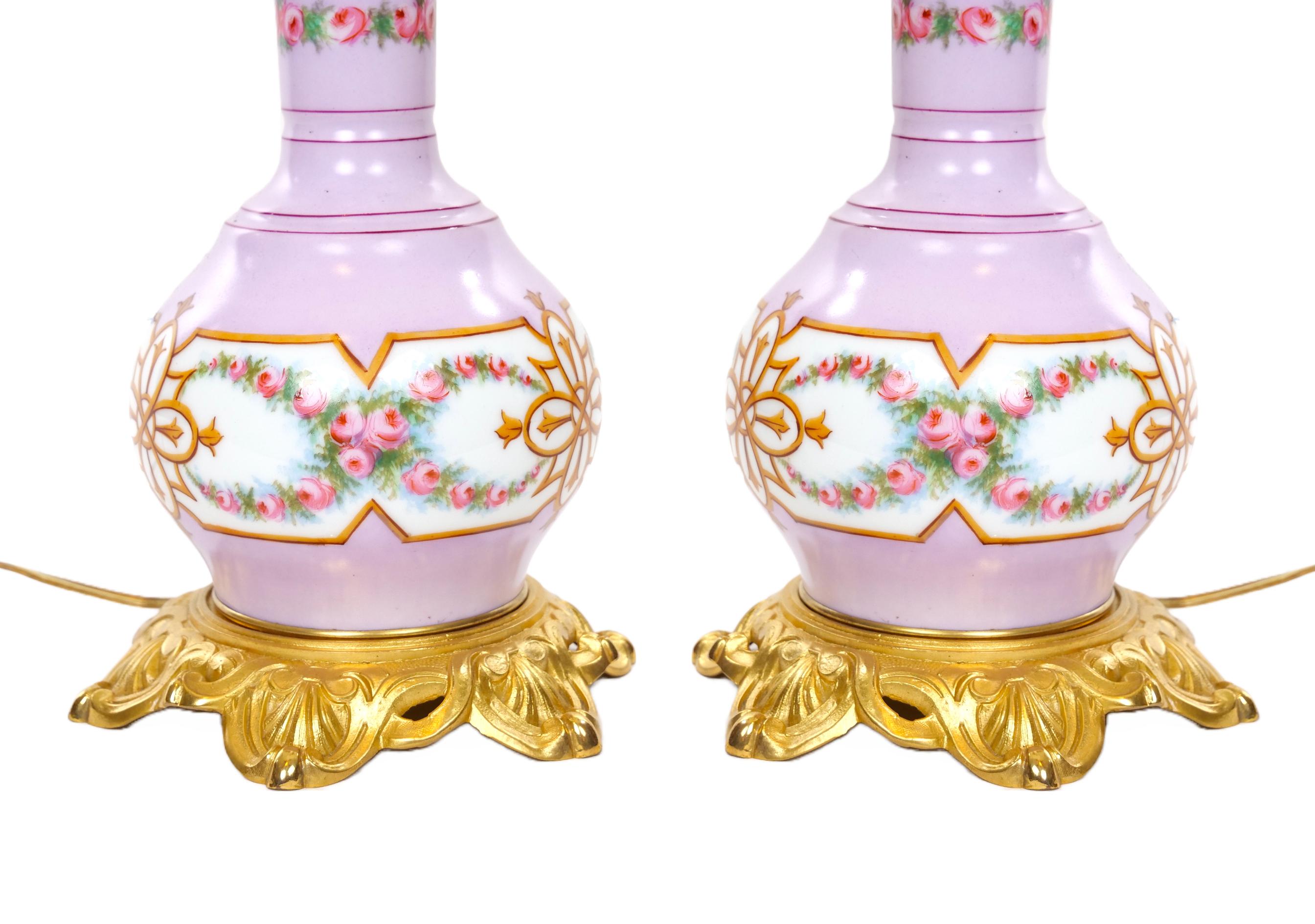 Pareja de Lámparas de Porcelana de Estilo Neoclásico / Base de Bronce Dorado en venta 1