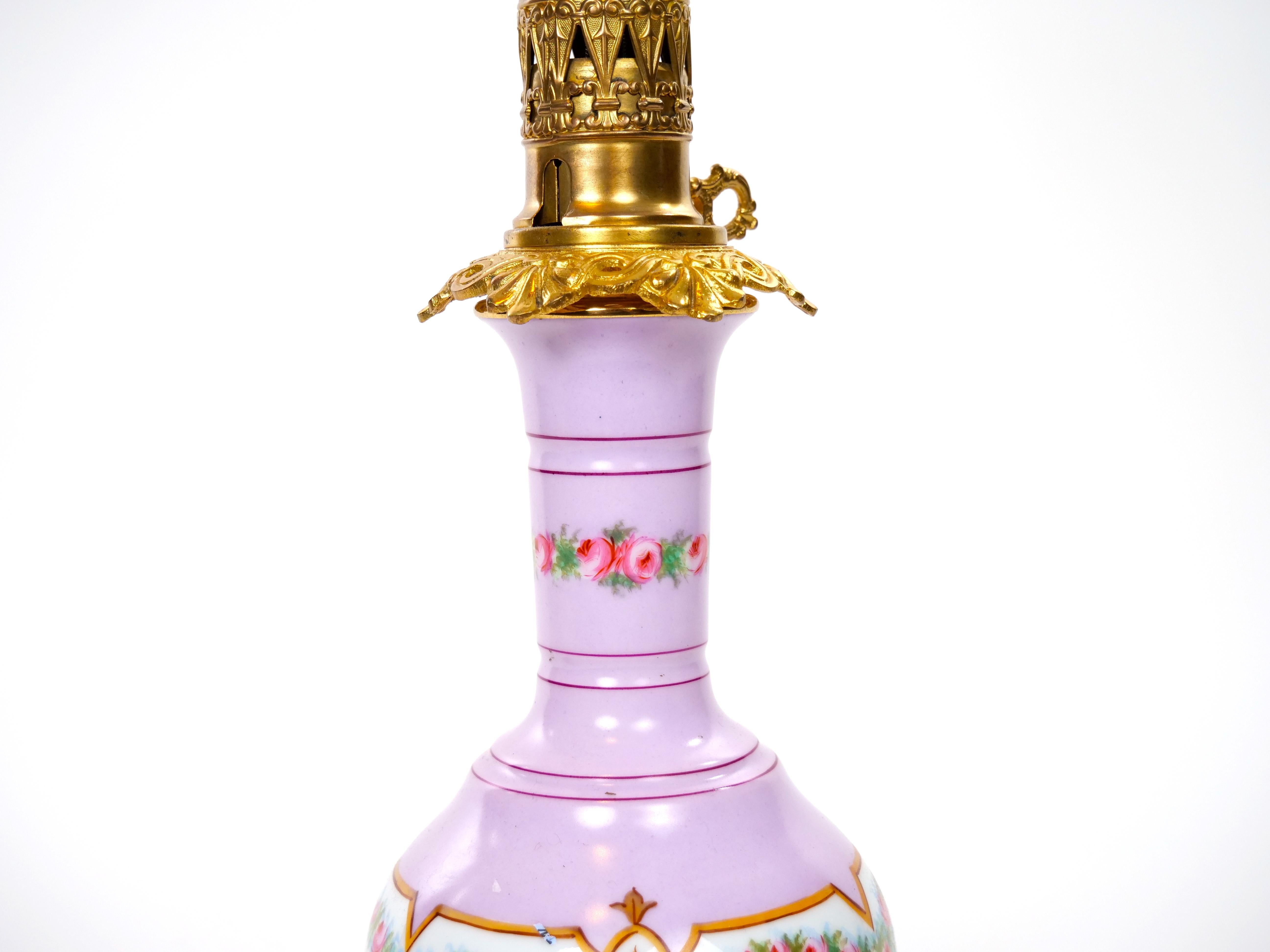 Pareja de Lámparas de Porcelana de Estilo Neoclásico / Base de Bronce Dorado en venta 3