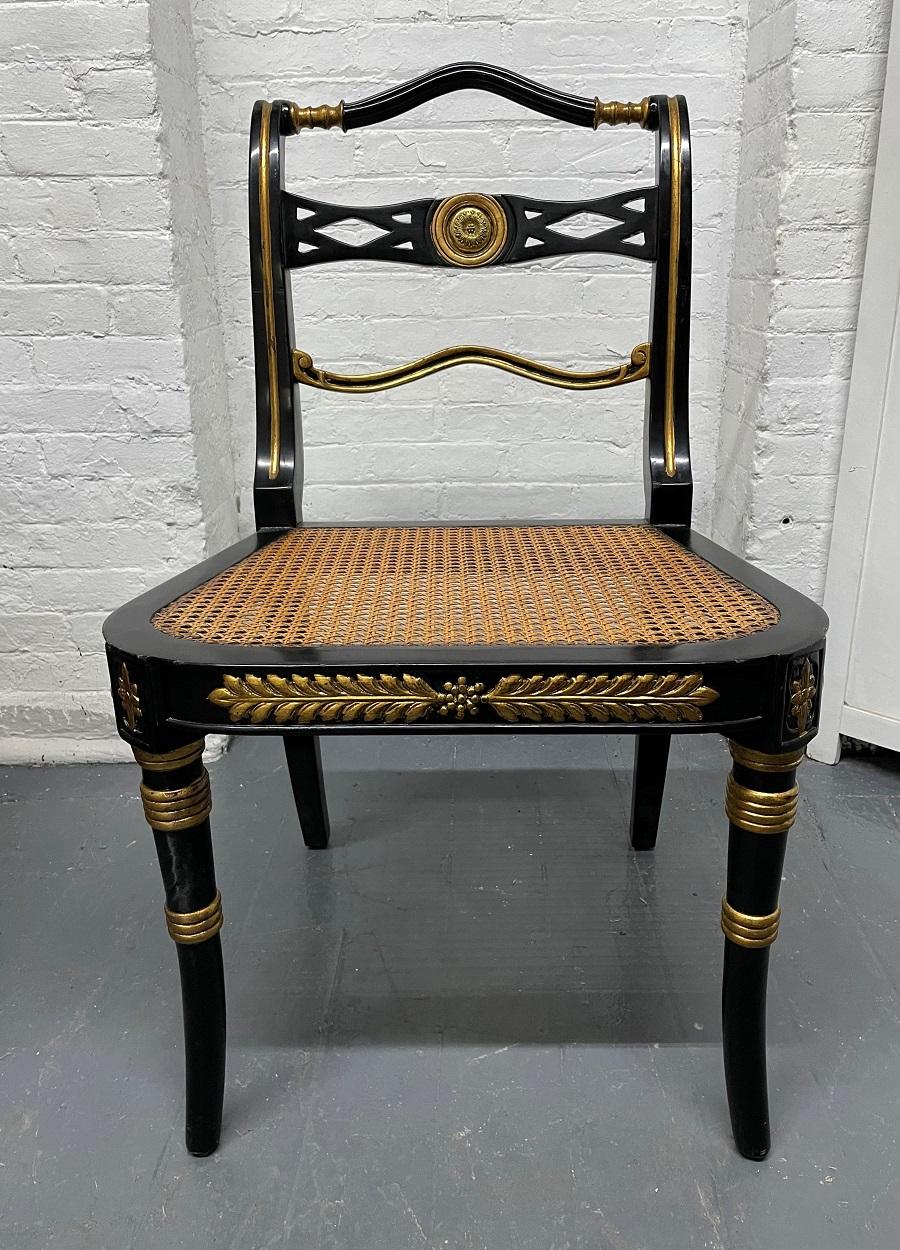 Canne Paire de chaises d'appoint de style néoclassique en vente