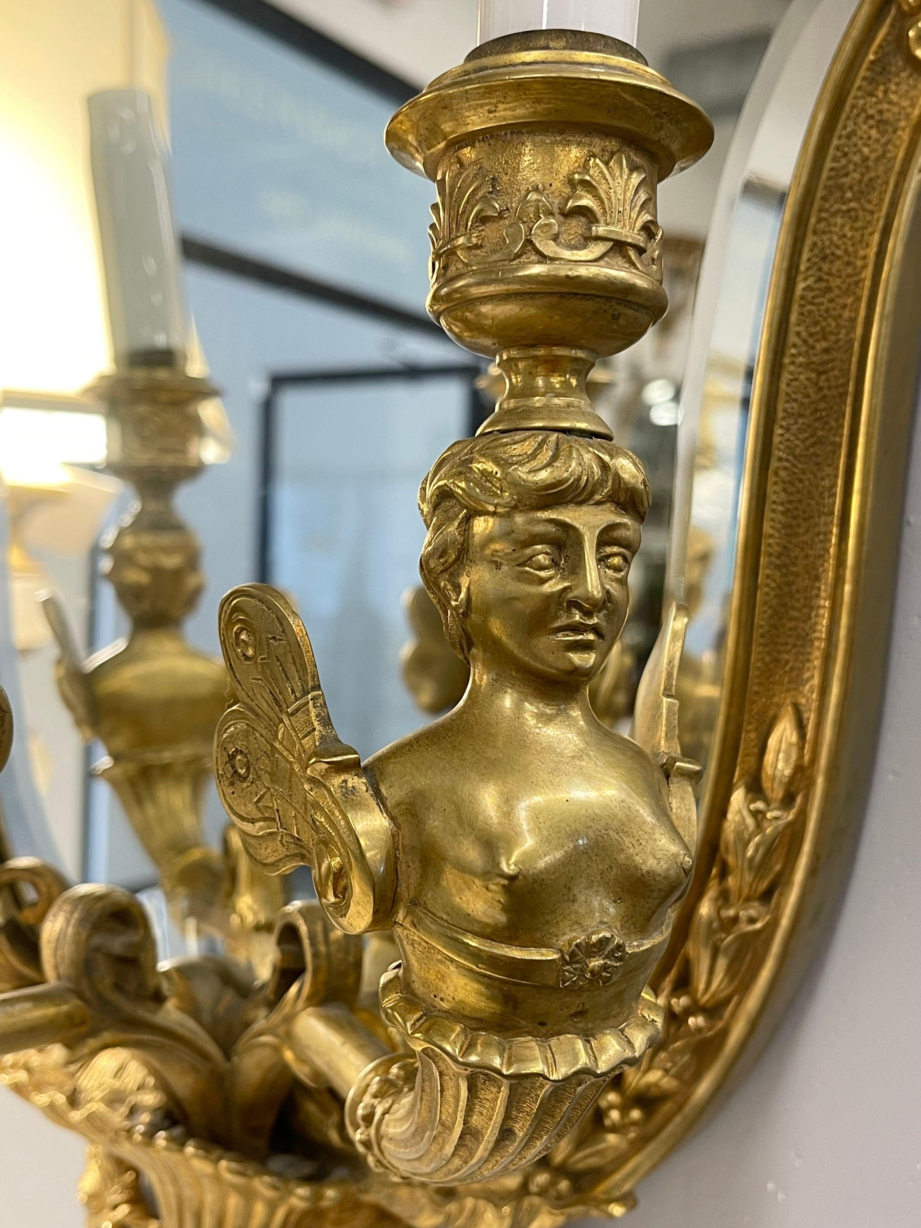 Coppia di lampade da parete in stile neoclassico a tre bracci in bronzo con figure di fate in vendita 4
