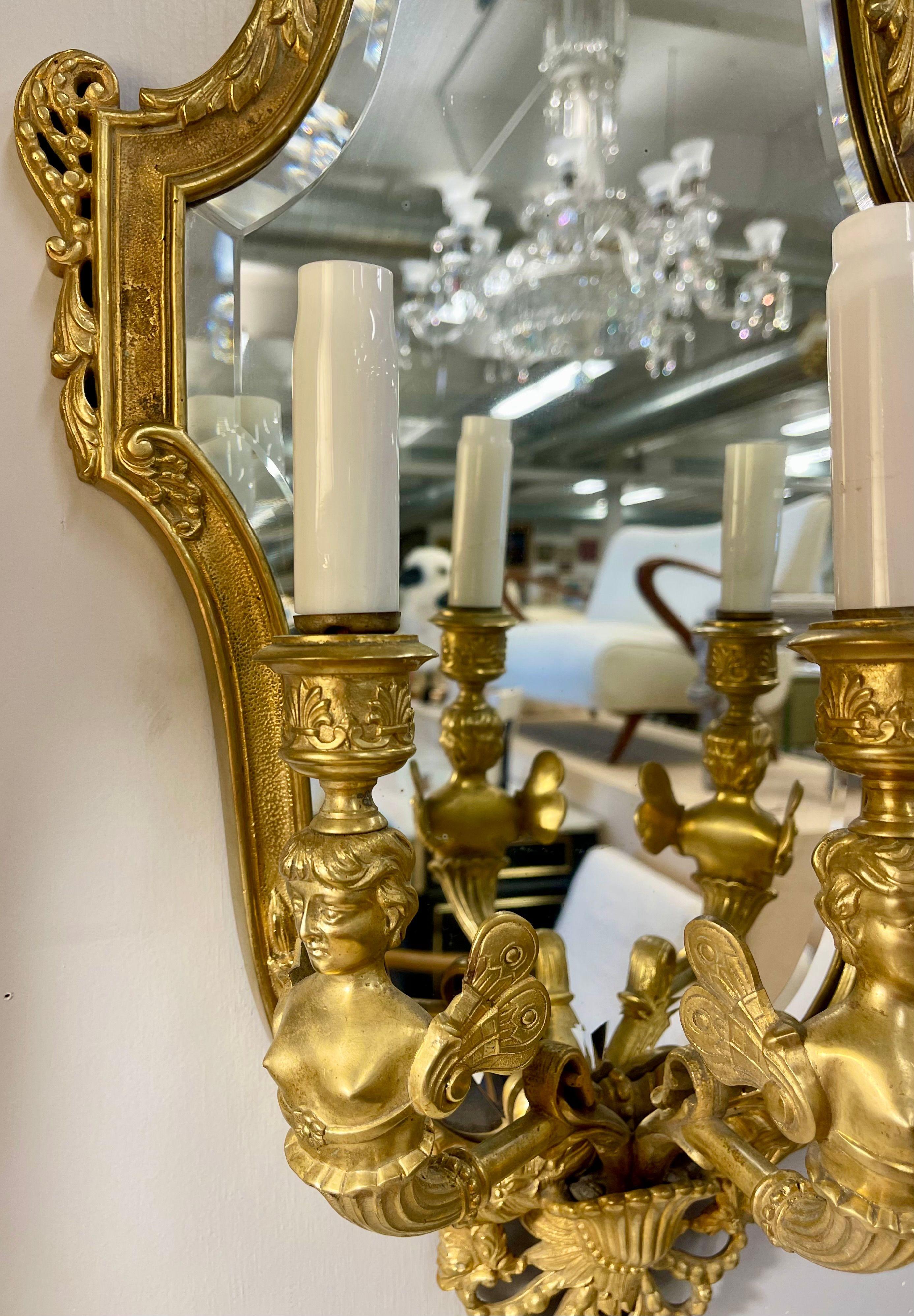 Coppia di lampade da parete in stile neoclassico a tre bracci in bronzo con figure di fate in vendita 2