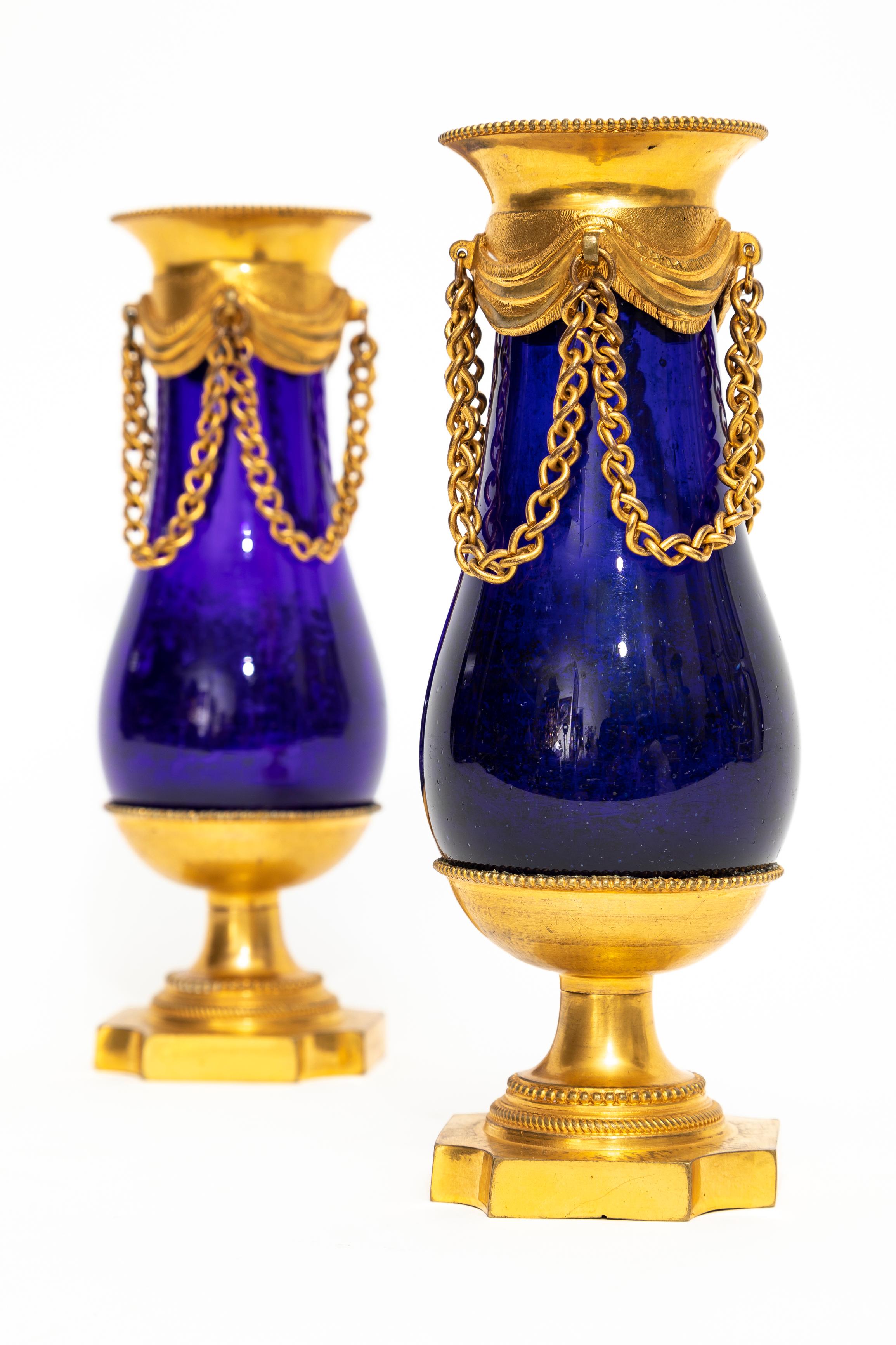 Ein sehr schönes Paar schwedischer Vasen im Stil des Neoklassizismus/Louis XVI. aus kobaltblauem Glas mit Ormolu-Ketten.  Jede Vase besteht aus kobaltblauen Glaskörpern in Balusterform, die sich zum Boden hin verjüngen. Das Glas hat eine glatte