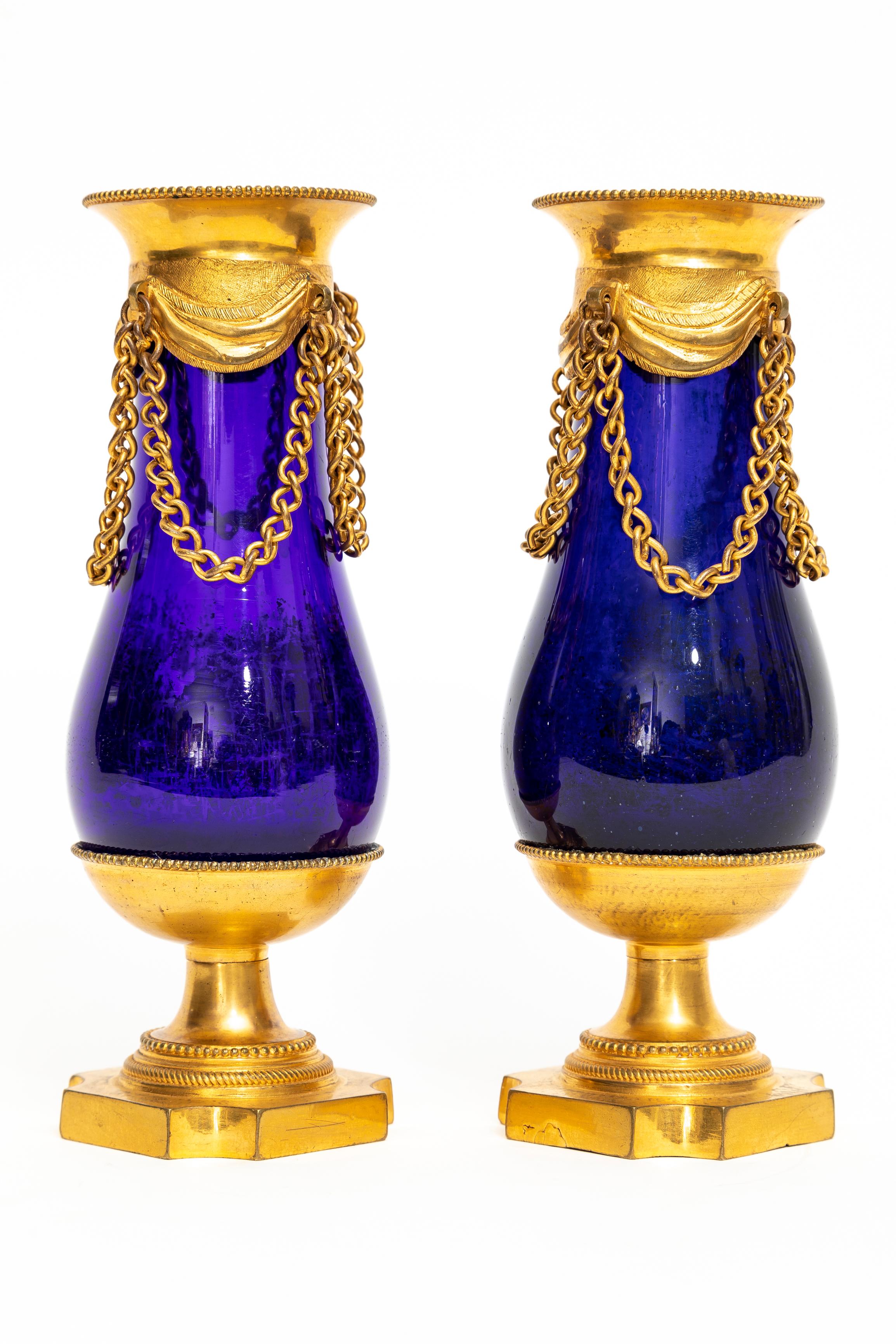 Paar neoklassizistische schwedische Vasen aus kobaltblauem Glas mit Goldbronze-Montierung und Ketten aus Glas (Louis XVI.) im Angebot