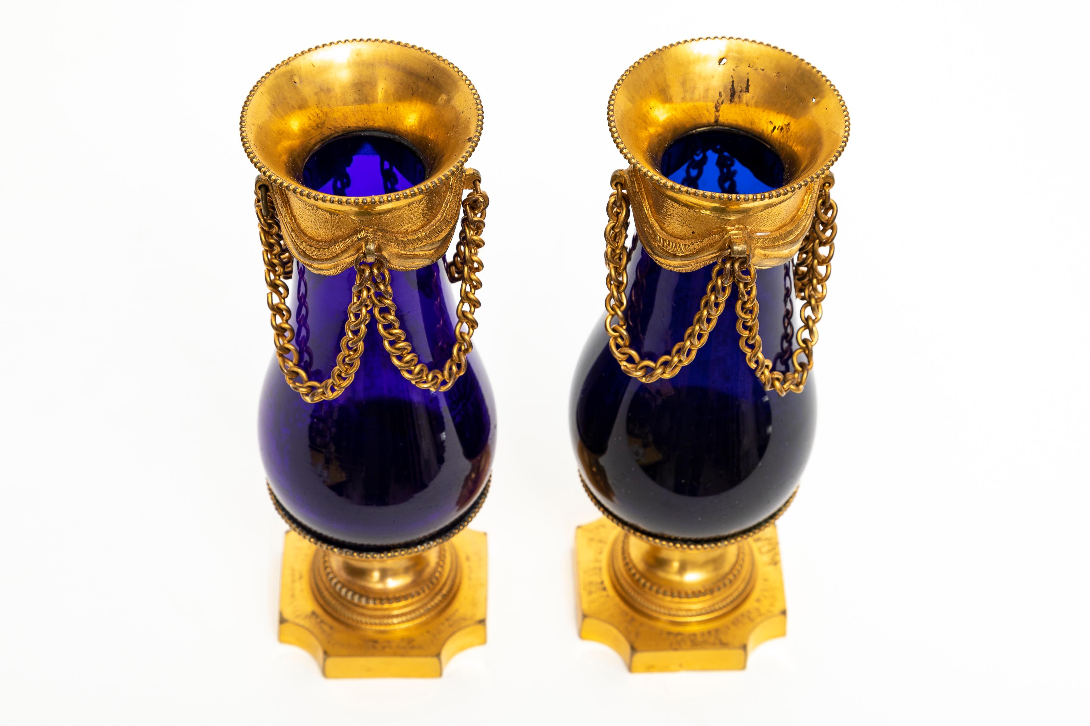 Paar neoklassizistische schwedische Vasen aus kobaltblauem Glas mit Goldbronze-Montierung und Ketten aus Glas (Schwedisch) im Angebot