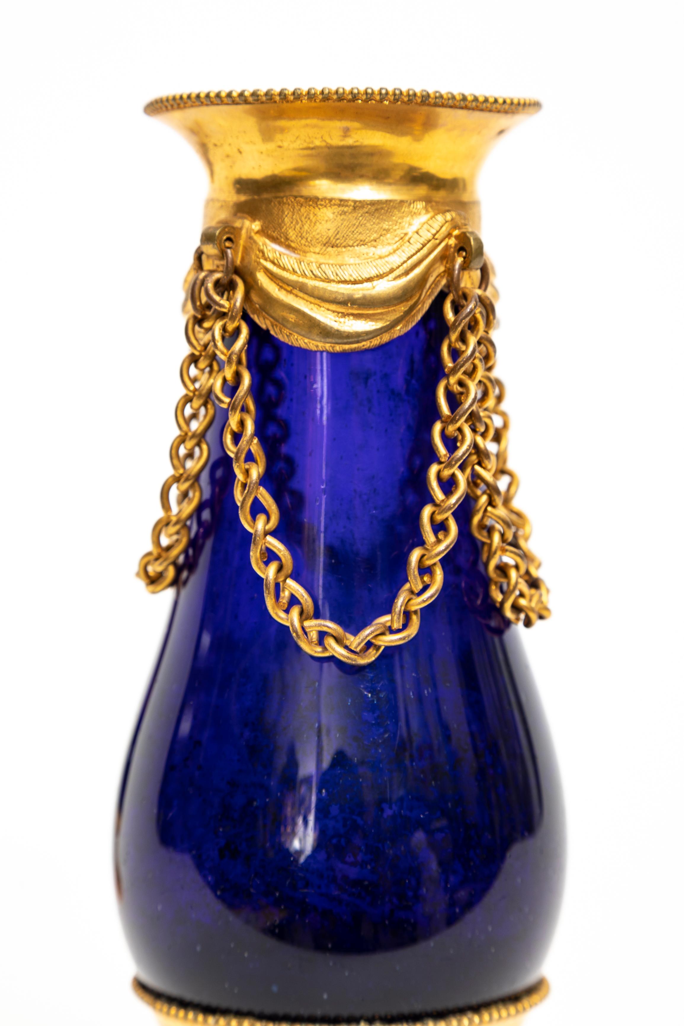 Paar neoklassizistische schwedische Vasen aus kobaltblauem Glas mit Goldbronze-Montierung und Ketten aus Glas (Vergoldet) im Angebot