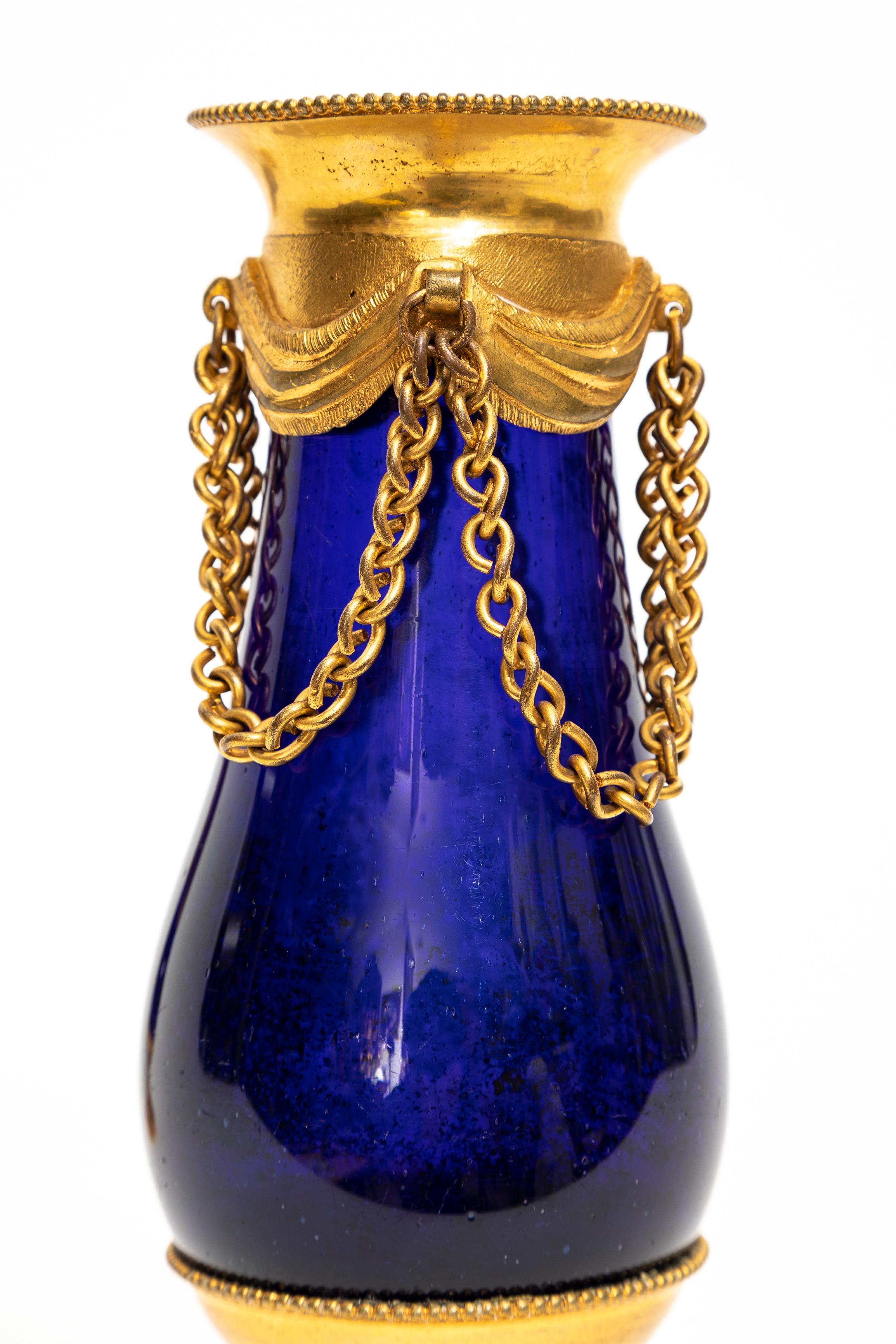 Paar neoklassizistische schwedische Vasen aus kobaltblauem Glas mit Goldbronze-Montierung und Ketten aus Glas im Zustand „Gut“ im Angebot in New York, NY