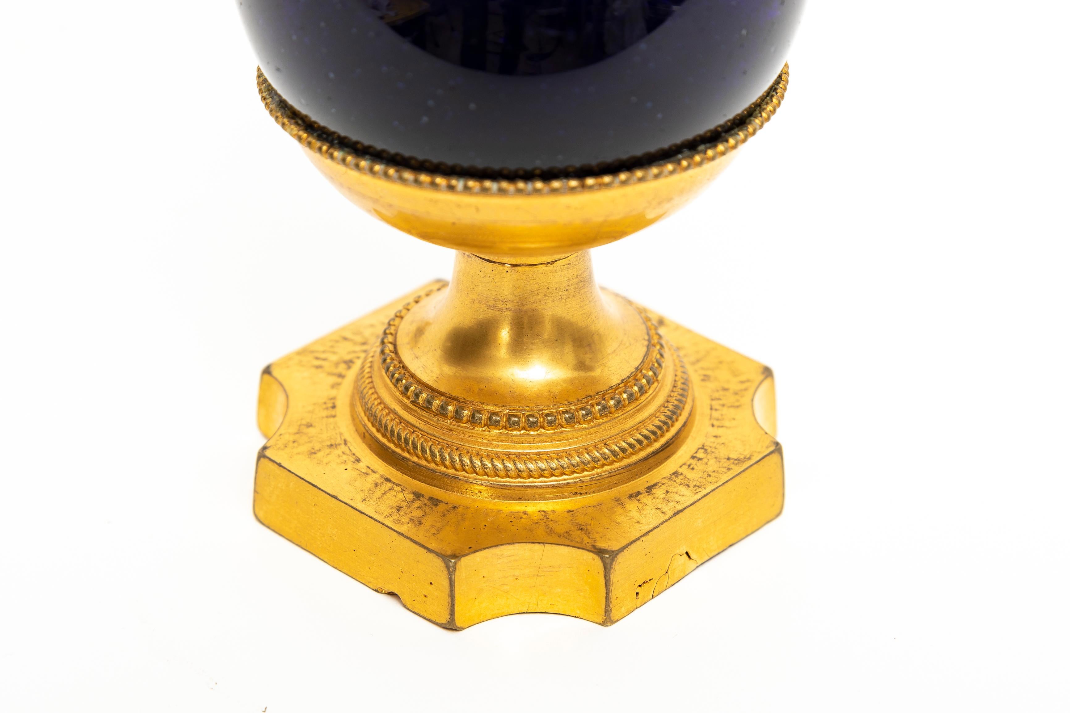 Paar neoklassizistische schwedische Vasen aus kobaltblauem Glas mit Goldbronze-Montierung und Ketten aus Glas (19. Jahrhundert) im Angebot