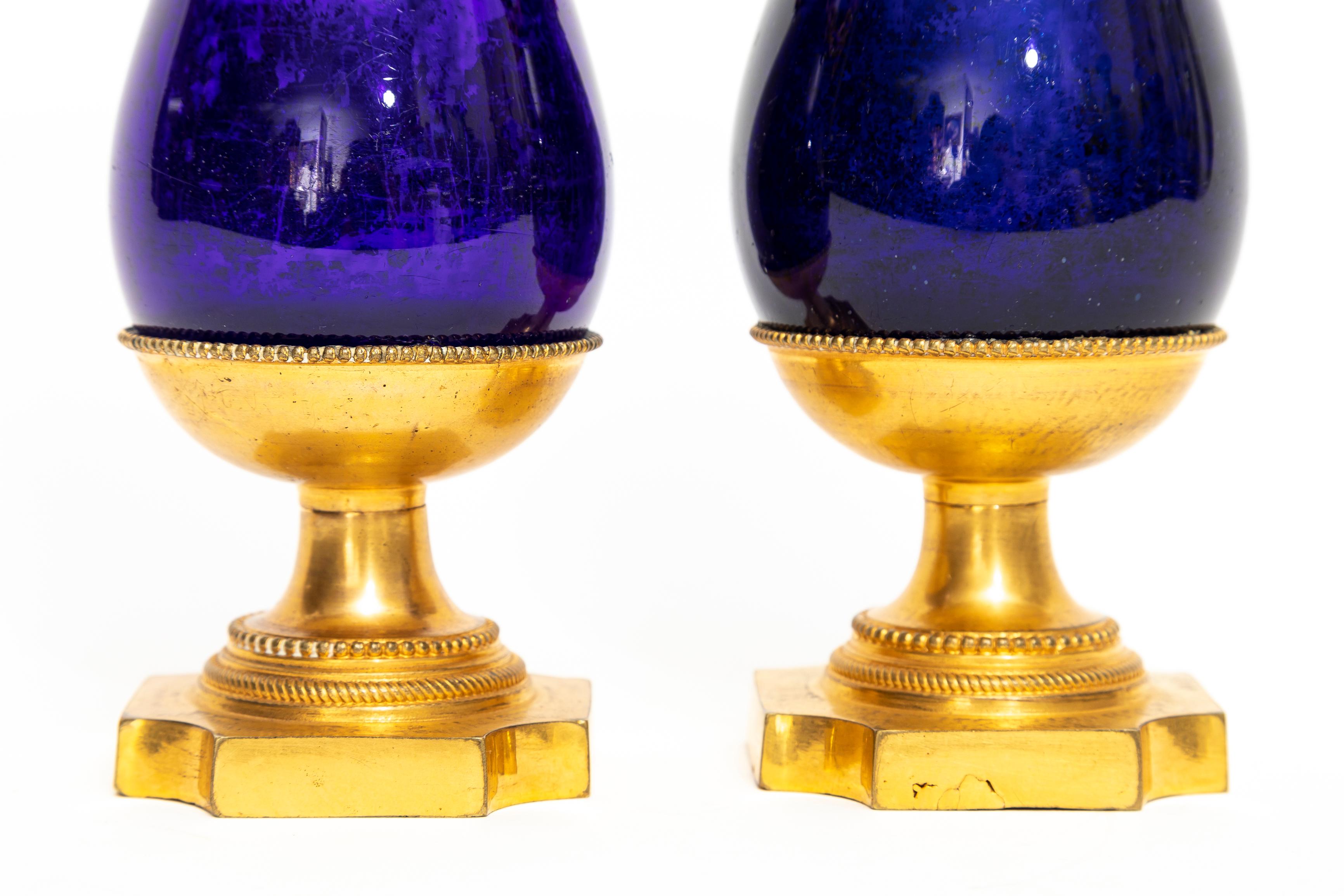 Paar neoklassizistische schwedische Vasen aus kobaltblauem Glas mit Goldbronze-Montierung und Ketten aus Glas (Bronze) im Angebot