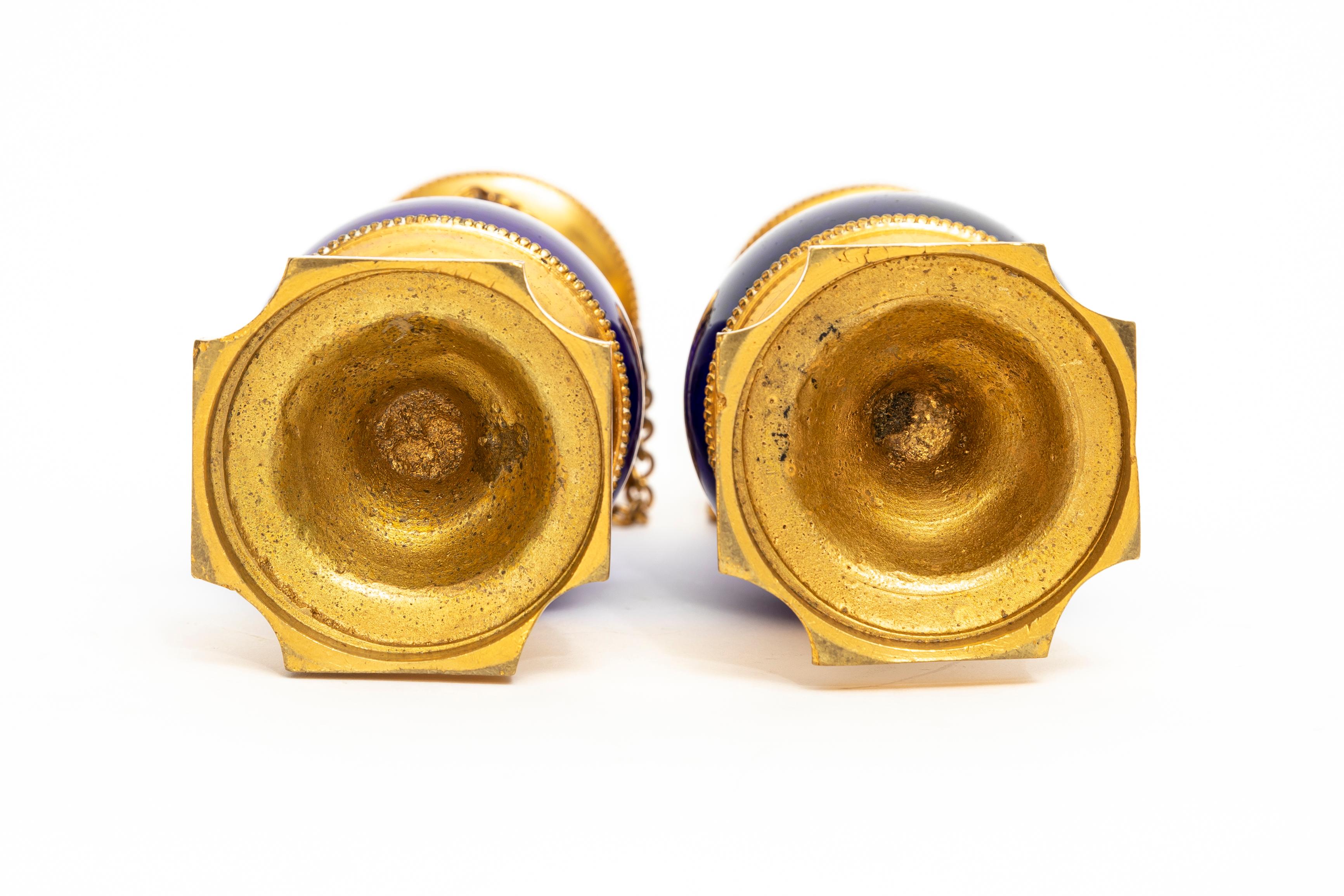 Paar neoklassizistische schwedische Vasen aus kobaltblauem Glas mit Goldbronze-Montierung und Ketten aus Glas im Angebot 1